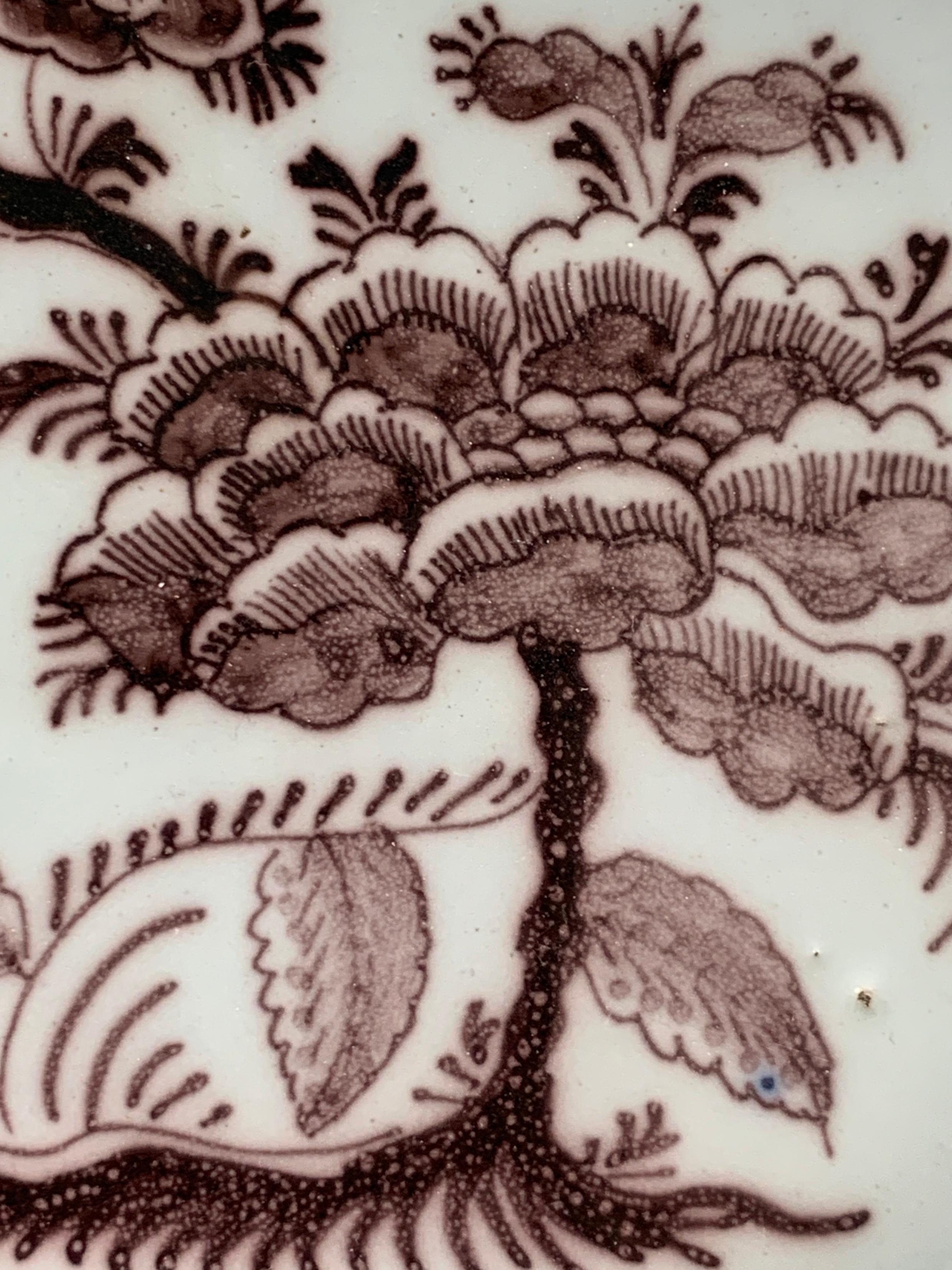 Satz von fünf lila Delft-Tellern Handgemalt 18. Jahrhundert CIRCA 1770 (Rokoko) im Angebot