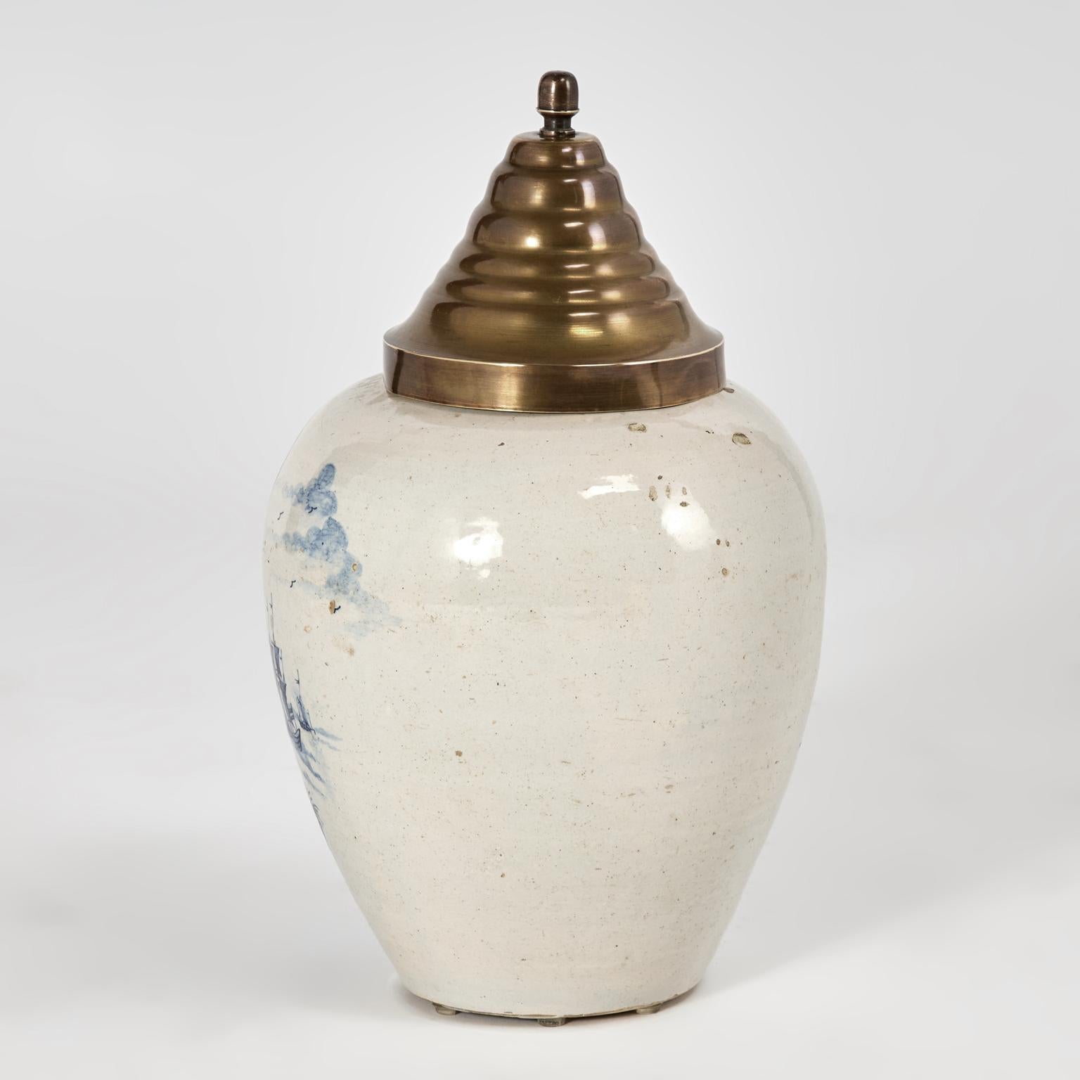 Coloniale olandese Antico vaso per tabacco in terracotta smaltata e decorata di Delft in vendita
