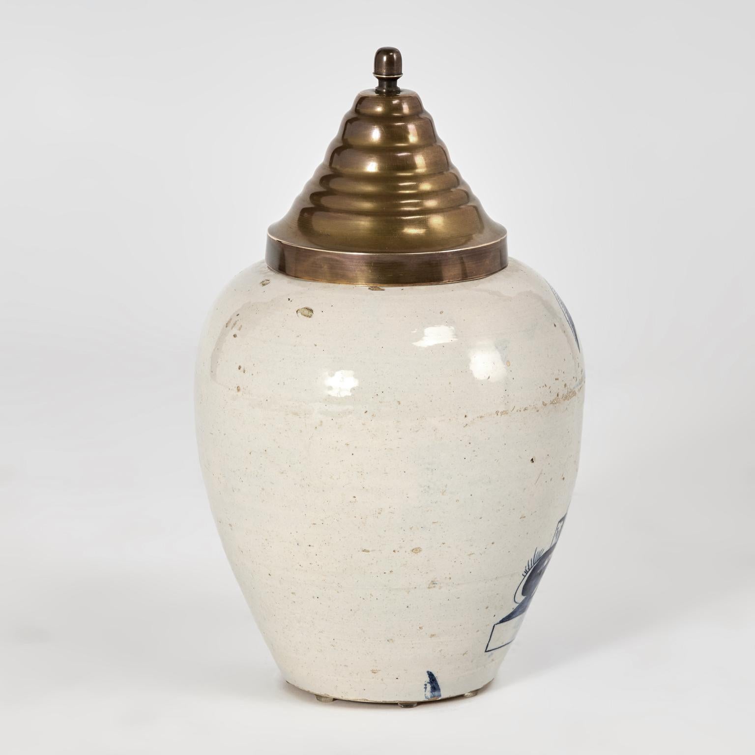 Olandese Antico vaso per tabacco in terracotta smaltata e decorata di Delft in vendita