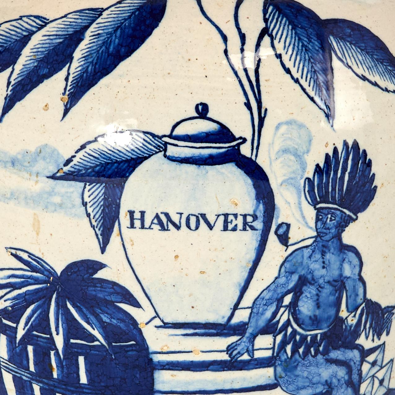 XVIII secolo Antico vaso per tabacco in terracotta smaltata e decorata di Delft in vendita