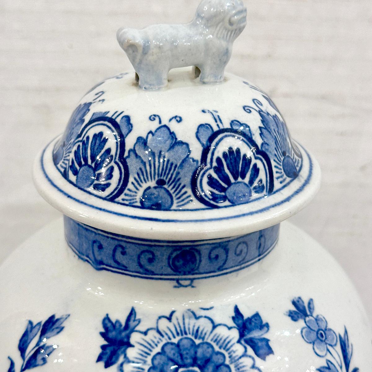 Vase hollandais blanc et bleu du 19e siècle.

Mesures :
Hauteur : 12