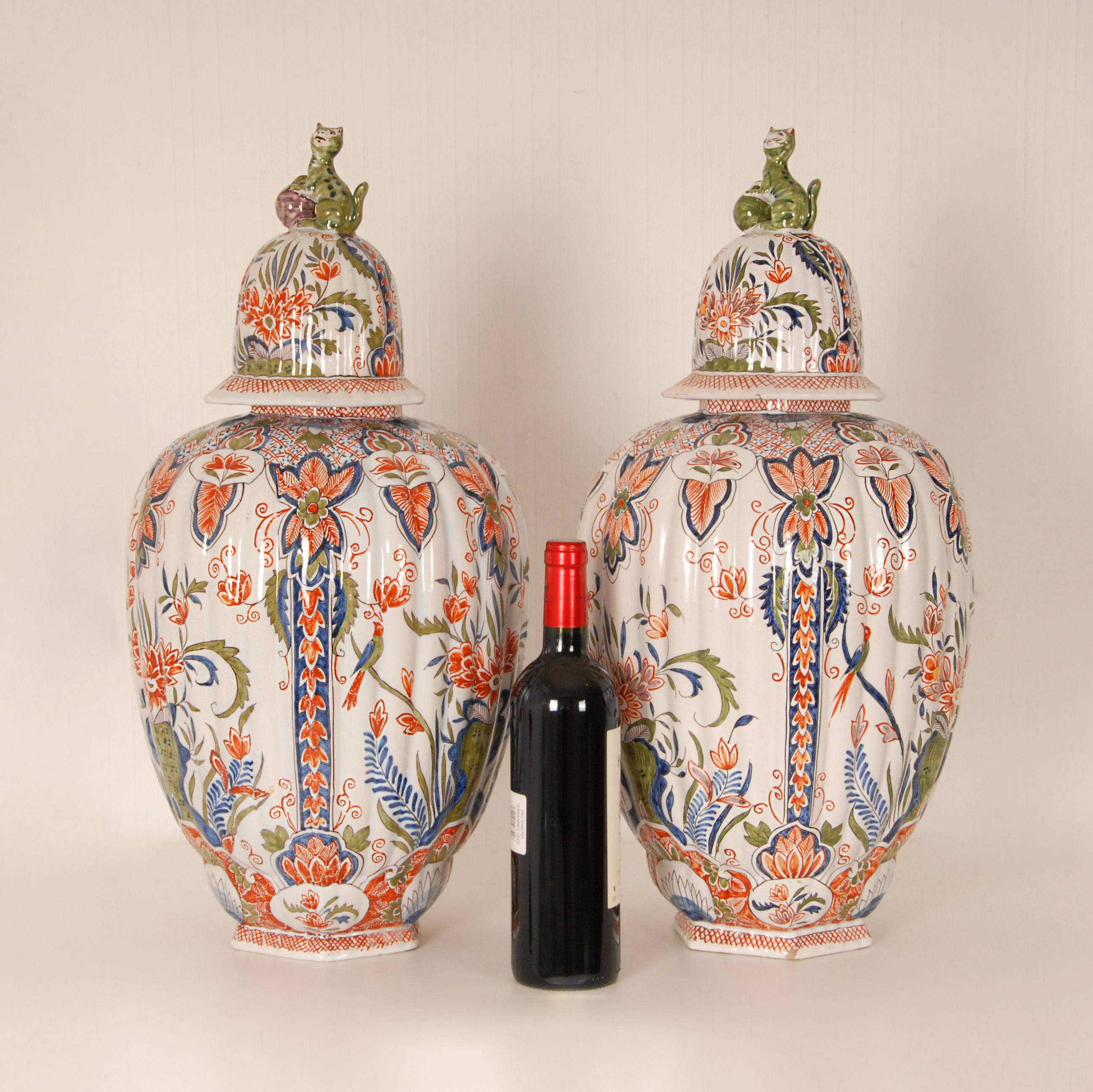 Antike Delft Vasen Polychrom überzogene Balustervasen mit Foo Cats - ein Paar (Niederländisch) im Angebot