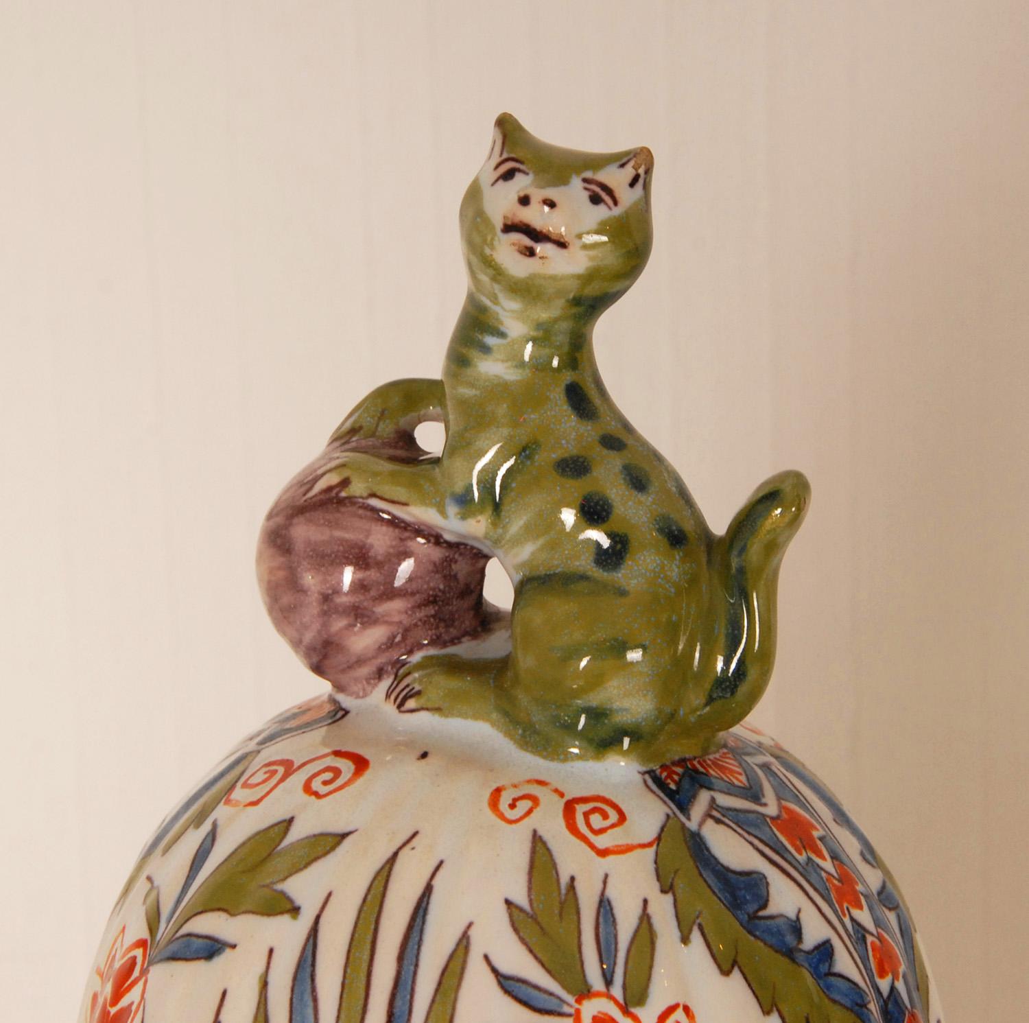 Antique Delft Vases Polychrome Covered Baluster Vases With Foo Cats - a pair In Good Condition For Sale In Wommelgem, VAN