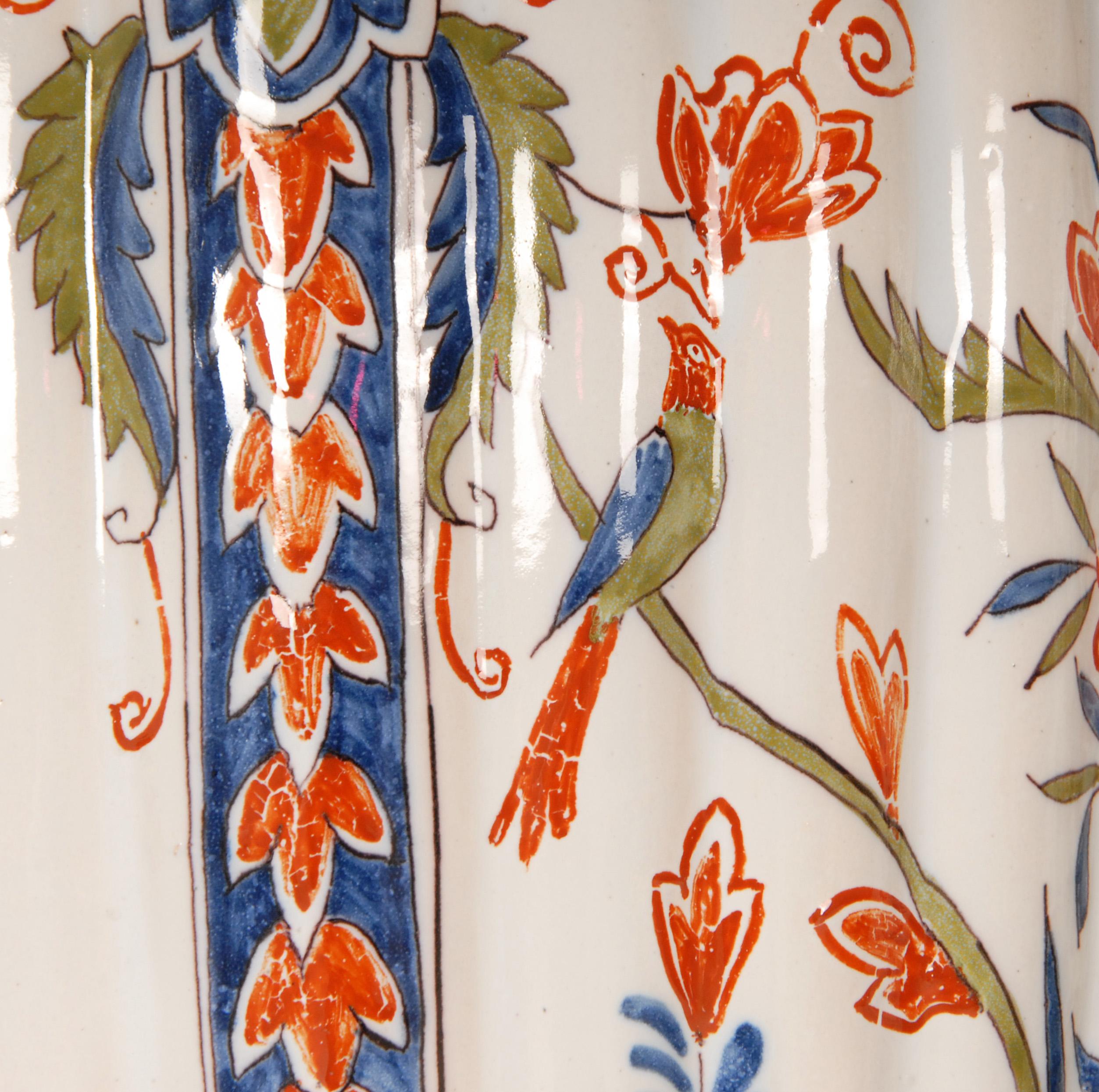 Antike Delft Vasen Polychrom überzogene Balustervasen mit Foo Cats - ein Paar (Tonware) im Angebot