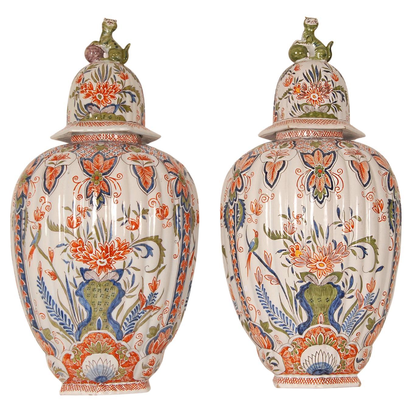 Antike Delft Vasen Polychrom überzogene Balustervasen mit Foo Cats - ein Paar im Angebot