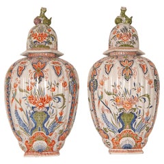 Paire de vases balustres de Delft anciens recouverts de polychromes avec chats Foo