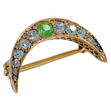 Antiguo broche ruso de media luna con diamantes antiguos tallados en mina de un quilate de peso estimado centrado con una piedra demantoidea la longitud del broche es de 2,5 cm hall marcado con 56 patrón imperial ruso de oro y marca de ensayador