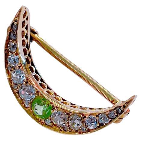 De las mujeres Antiguo Broche de Oro Ruso Demantoide y Diamantes talla Mina Vieja Media Luna en venta