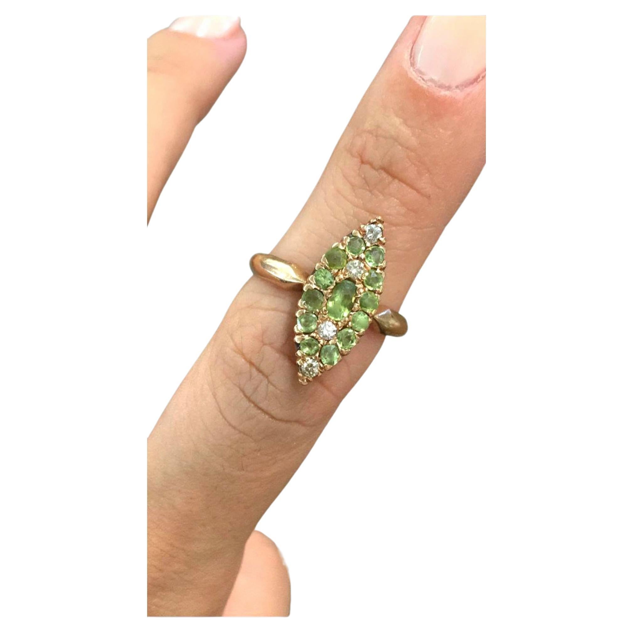 Antiguo anillo ruso de estilo navviet con piedras demantoides verdes y diamante talla mina antigua en engaste de oro de 14k el anillo fue fabricado en moscú durante la época imperial rusa 1907/1910.c hall marcó 56 patrón de oro imperial ruso y marca