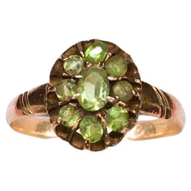 Anillo antiguo con piedras demantoides verdes rusas con diseño de cabeza de anillo floralel anillo se fabricó en moscú en 1904/1907.c época imperial rusa hall marcado 56 patrón de oro imperial ruso y marca de ensaye de moscú y marca de fabricante