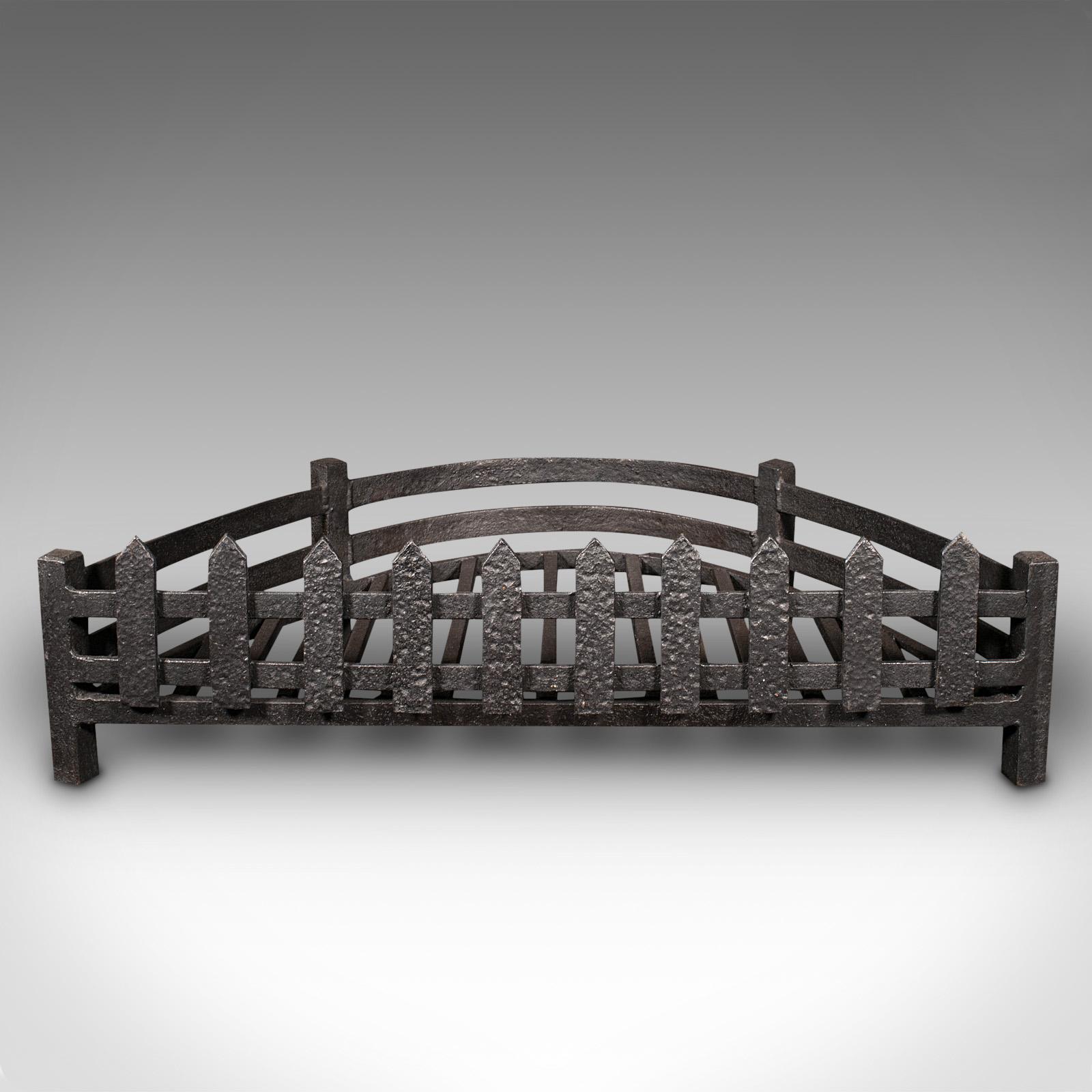 Dies ist ein antiker Demi-Lune-Kaminrost. Ein englischer, gusseiserner Kaminkorb aus der späten viktorianischen Zeit, um 1900.

Herrlich ungewöhnliche Form, mit ansprechendem verwittertem Finish
Zeigt eine wünschenswerte gealterte Patina
