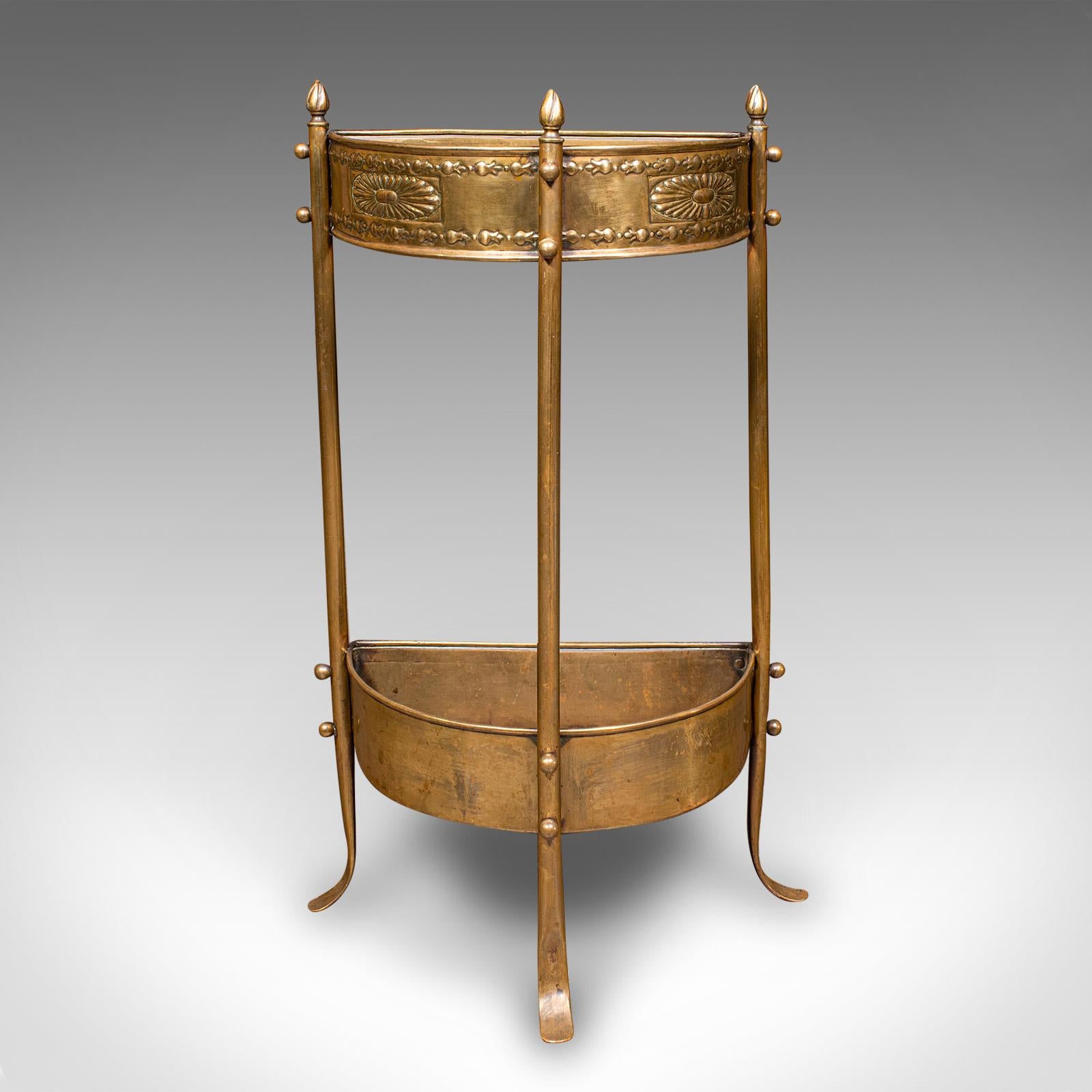 Si tratta di una deliziosa ansa a bastone demi-lune antica, in stile Art Nouveau inglese, risalente al tardo periodo vittoriano, circa 1900. Con la sua forma elegante e i suoi dettagli fogliacei, questo supporto da corridoio conferisce carattere e