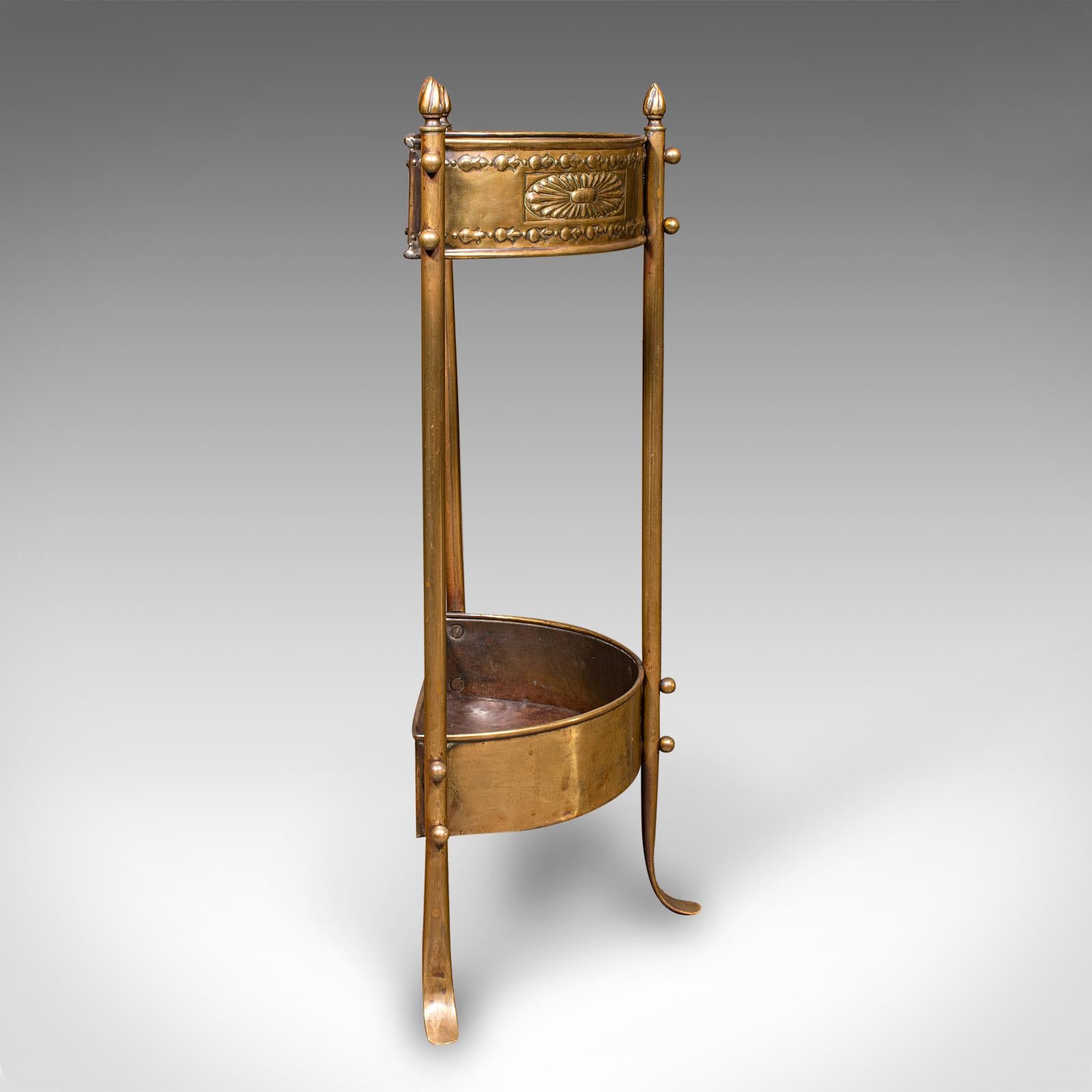 Tardo vittoriano Antico Loop a bastone Demi-Lune, ottone inglese, supporto per sala, Art Nouveau, vittoriano in vendita