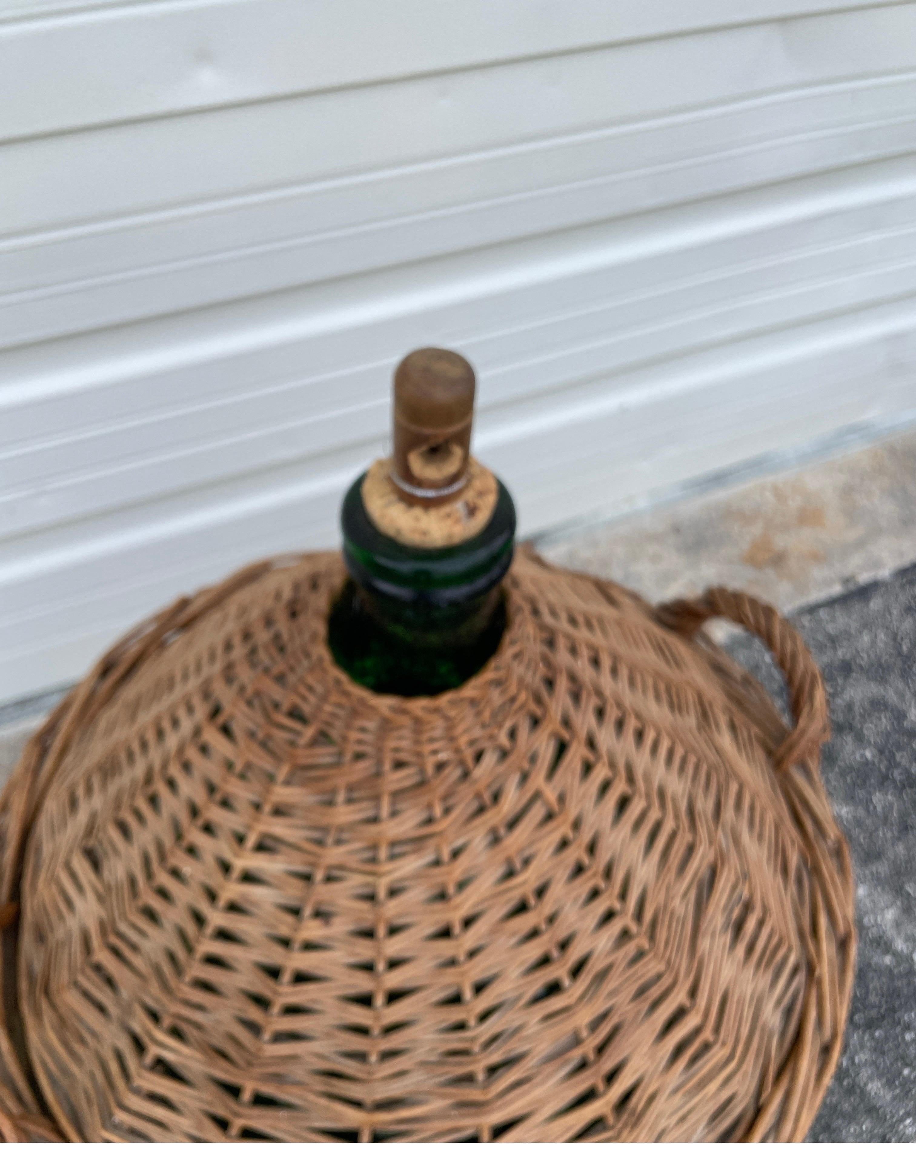 Francese Antica damigiana / damigiana verde in contenitore originale di vimini con coperchio in vendita
