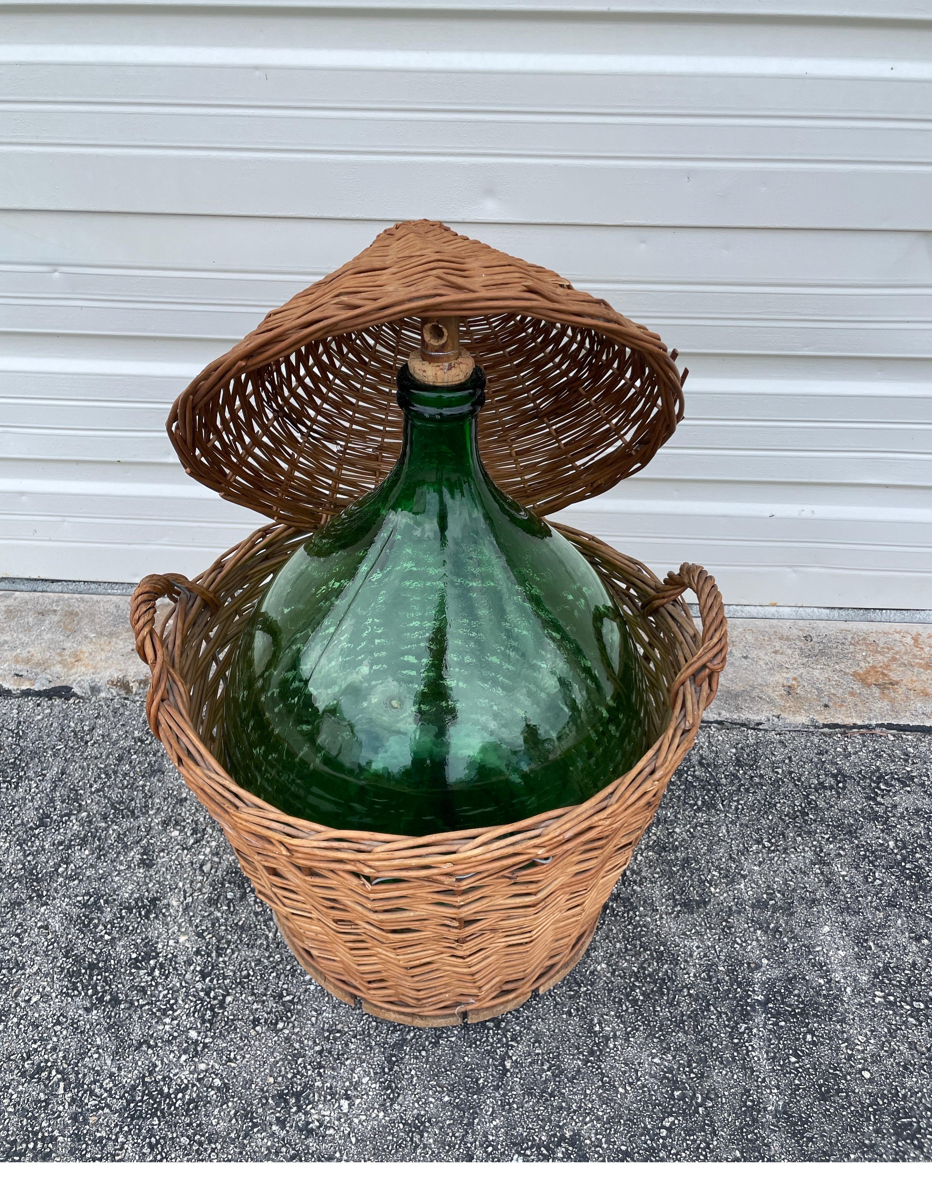 XIX secolo Antica damigiana / damigiana verde in contenitore originale di vimini con coperchio in vendita