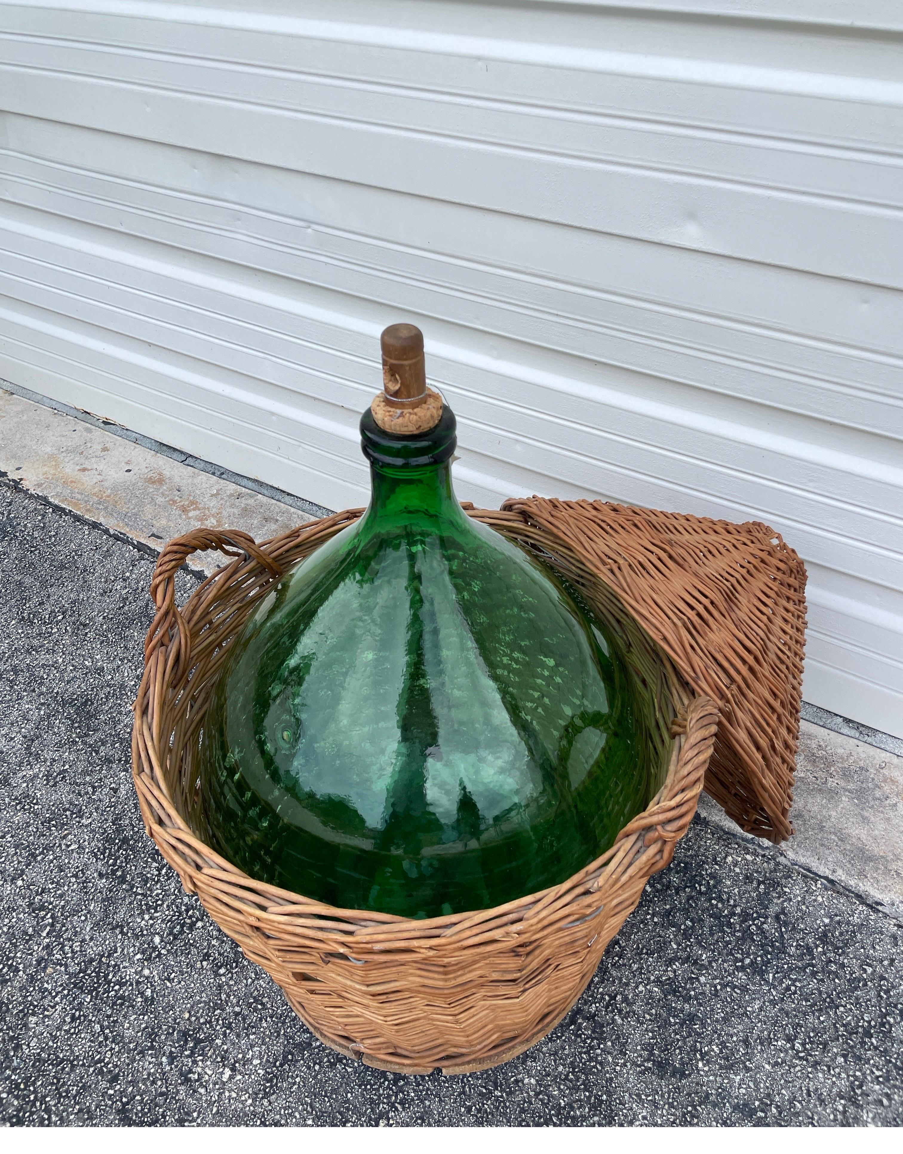 Antica damigiana / damigiana verde in contenitore originale di vimini con coperchio in vendita 2