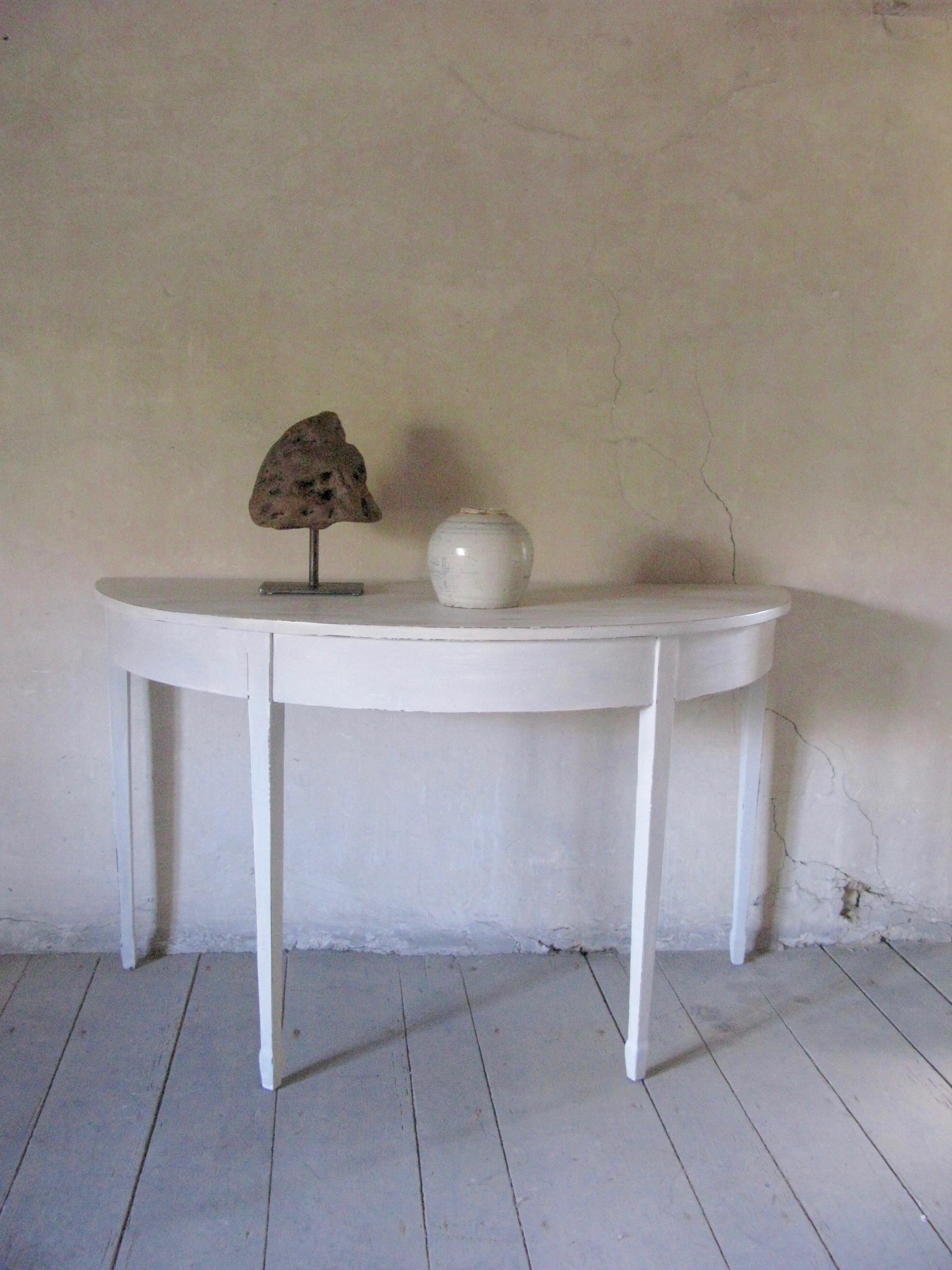A ¨big size¨ lovely Gustavian style side table,

This English table is from circa 1880s features a semi-circular top.

The table is raised upon four gently tapered legs,
Upon squared small feet.

Word from the owner
During these uncertain times, we