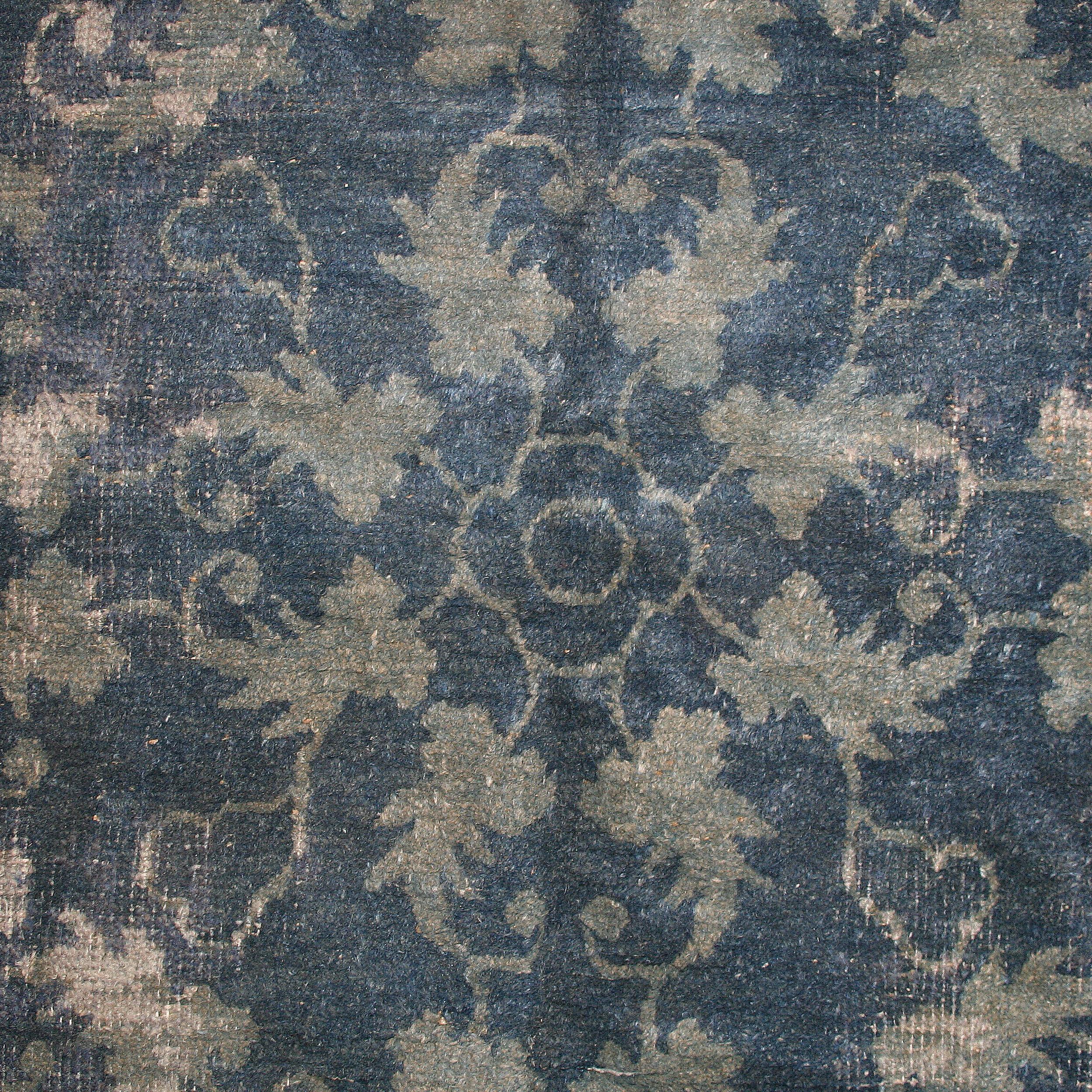 Tapis chinois ancien très raffiné, se distinguant par un subtil motif ton sur ton de feuilles défilantes en bleu ciel sur un fond bleu denim, rappelant les porcelaines impériales les plus sophistiquées de la période Ming. La laine soyeuse est