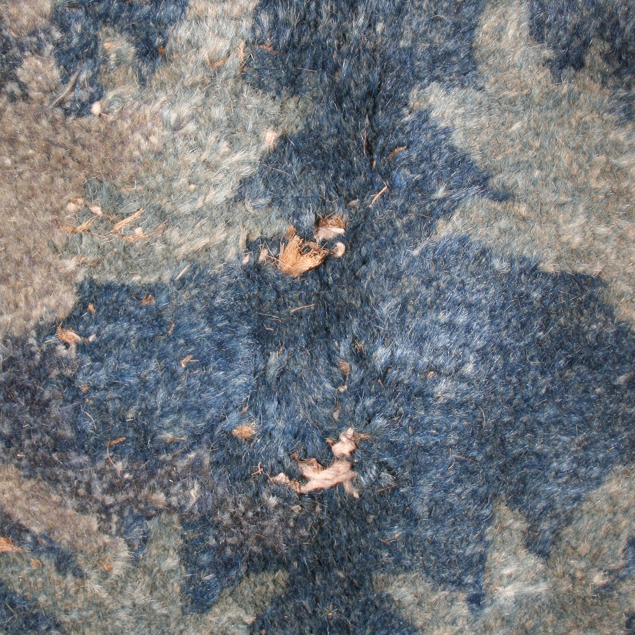 Alfombra china antigua azul vaquero con motivo de hojas desplazadas tono sobre tono Exportación china en venta