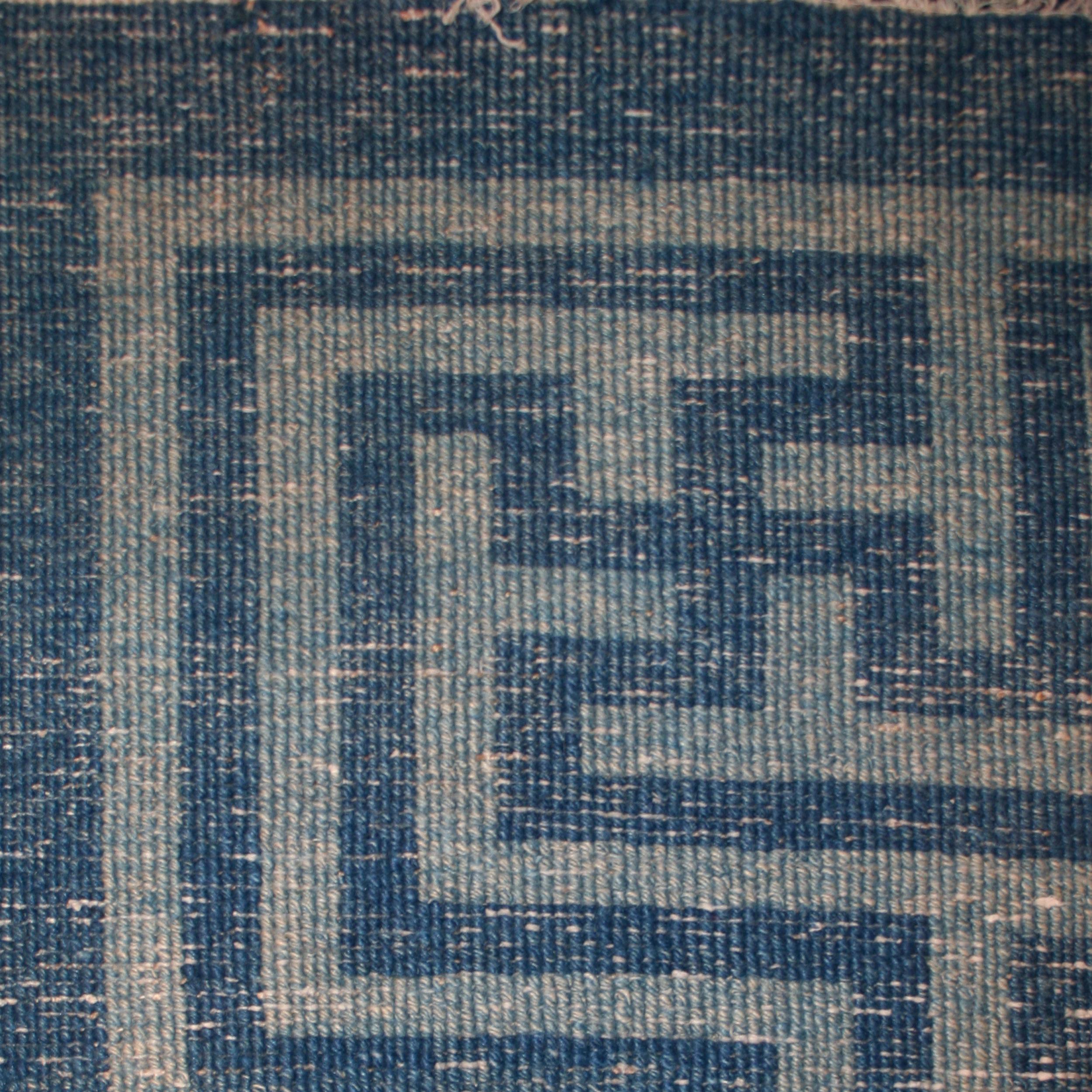 20ième siècle Tapis chinois ancien en denim bleu avec motif de feuilles défilantes ton sur ton en vente