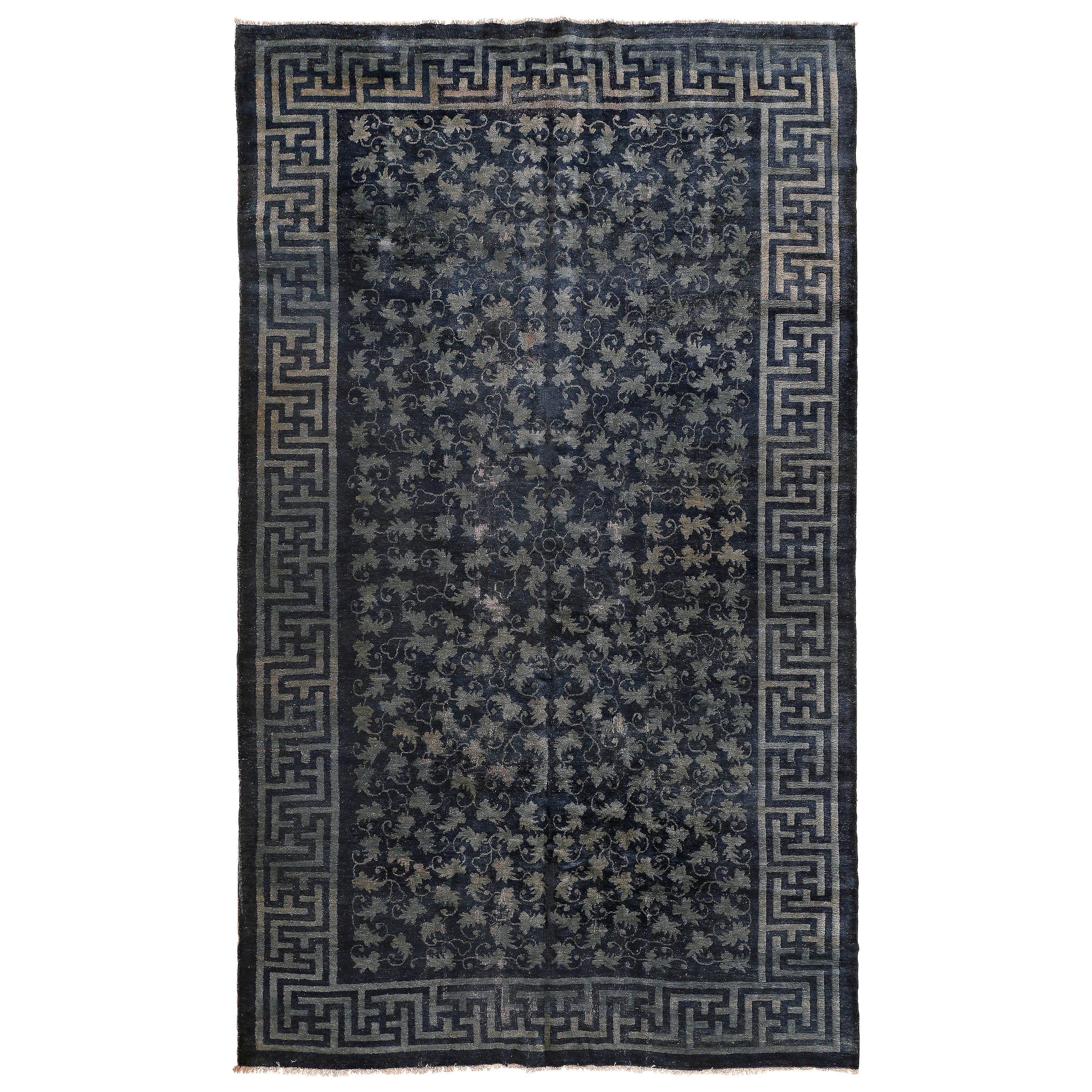 Tapis chinois ancien en denim bleu avec motif de feuilles défilantes ton sur ton en vente