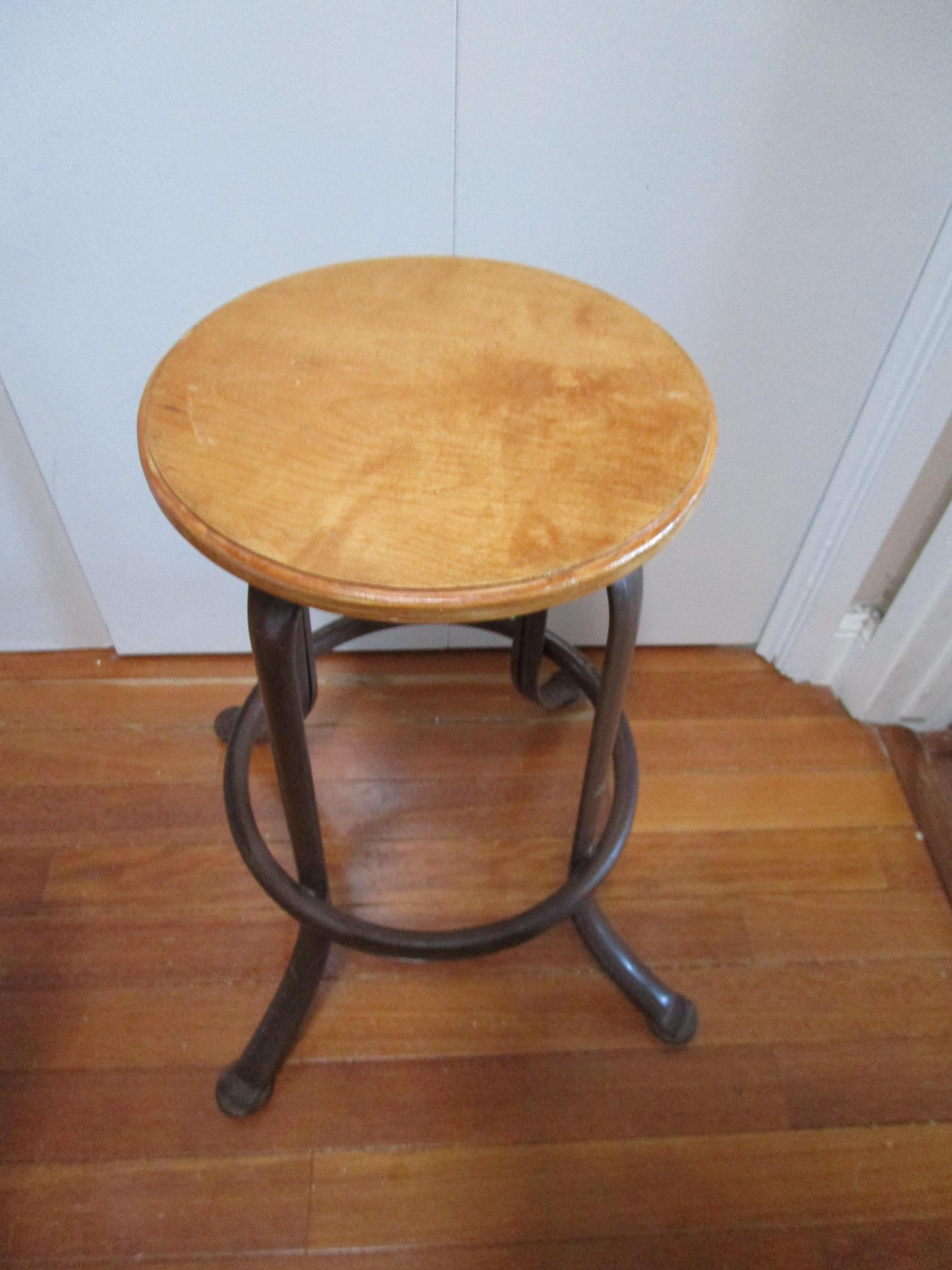 Industriel Tabouret industriel ancien de fabricationpendable en vente