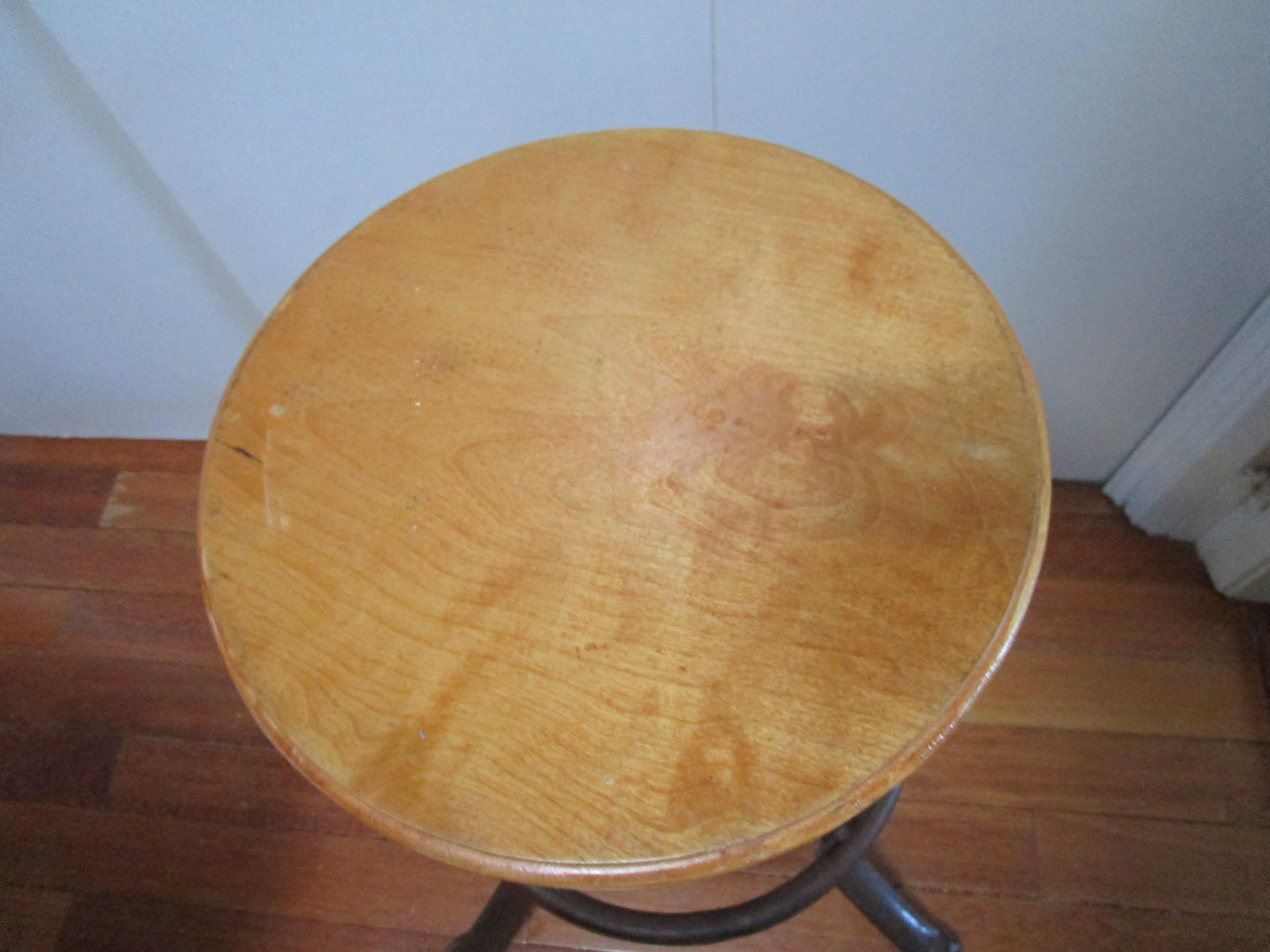 Américain Tabouret industriel ancien de fabricationpendable en vente