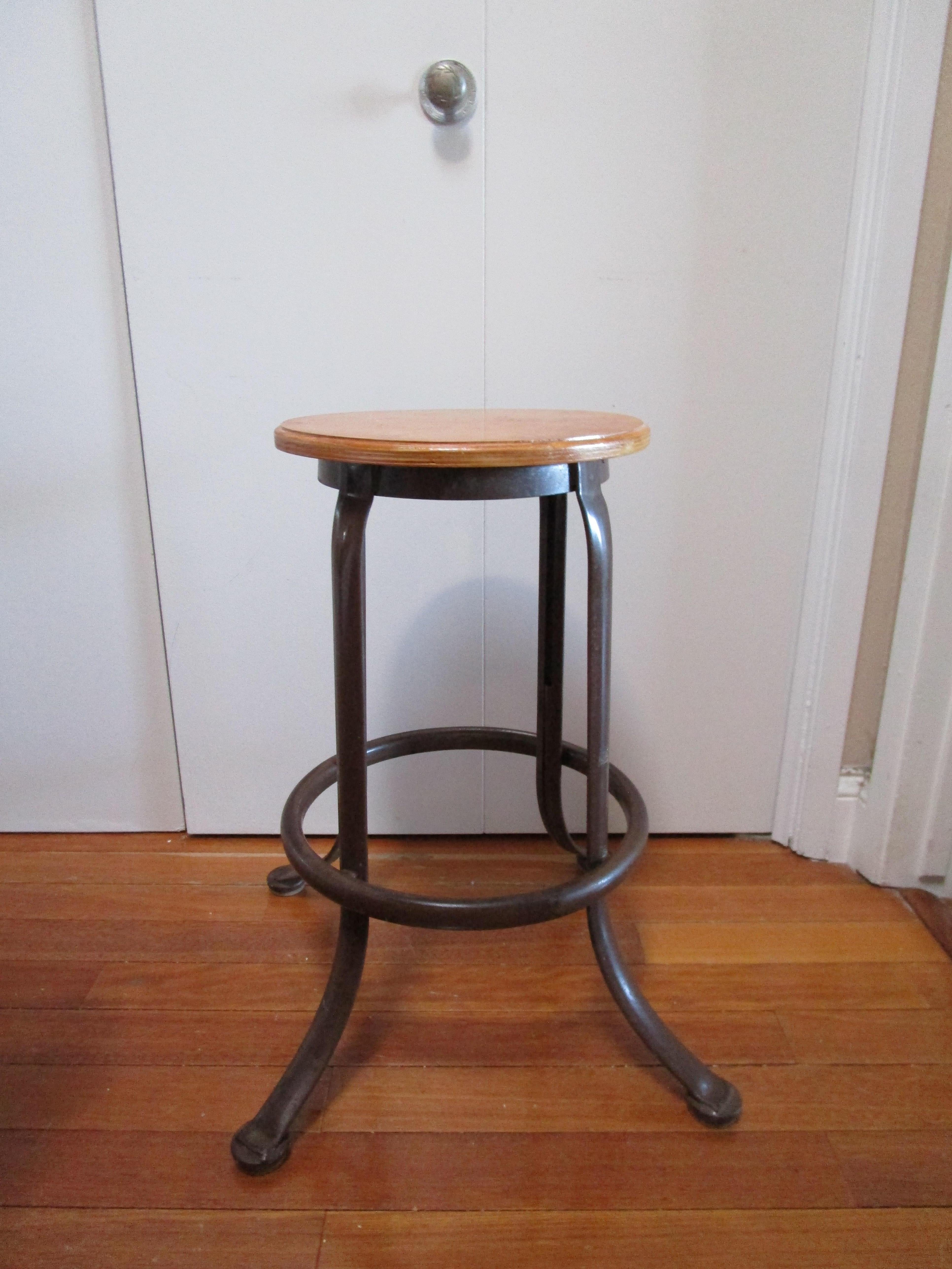Verni Tabouret industriel ancien de fabricationpendable en vente