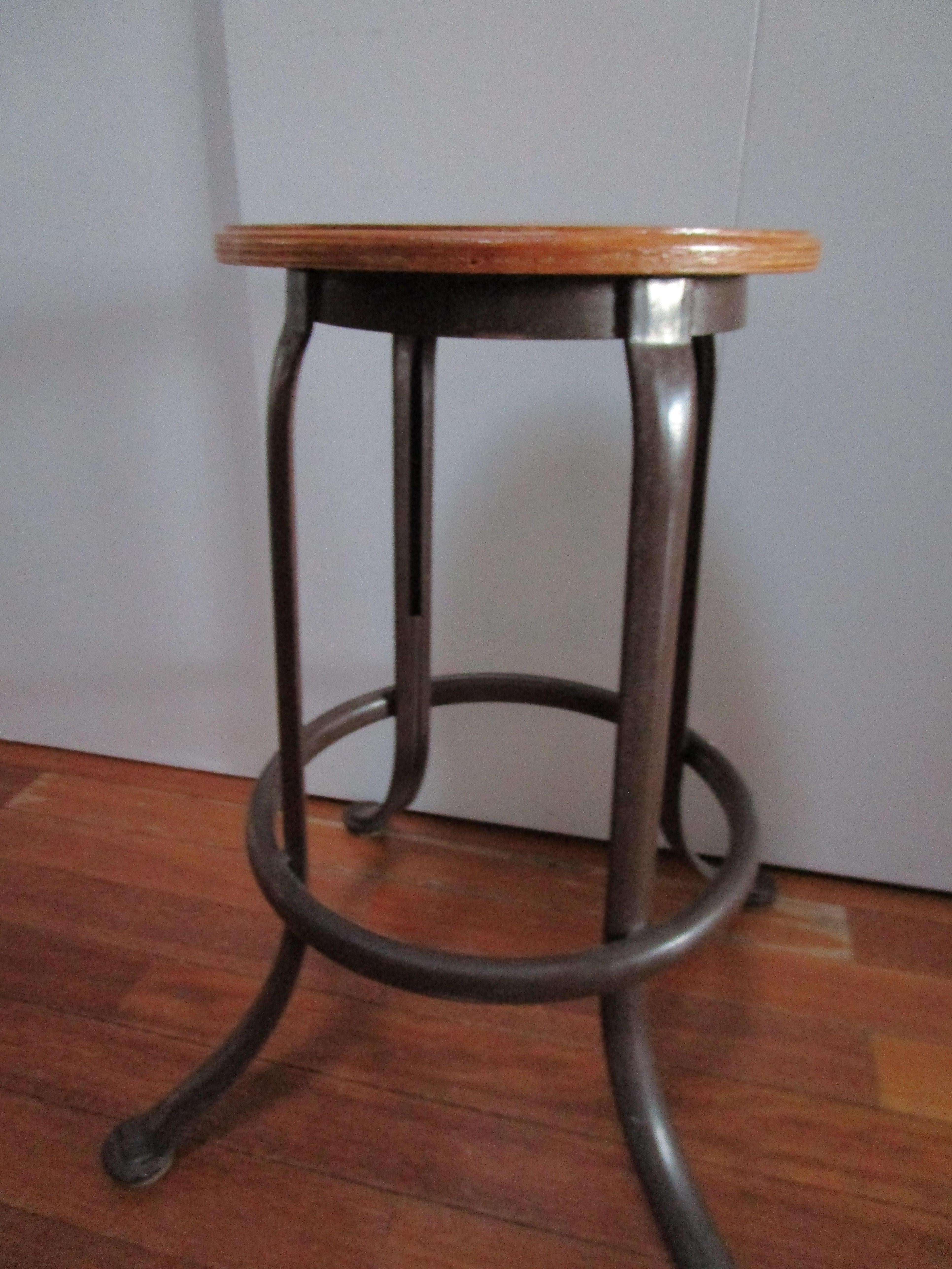 20ième siècle Tabouret industriel ancien de fabricationpendable en vente