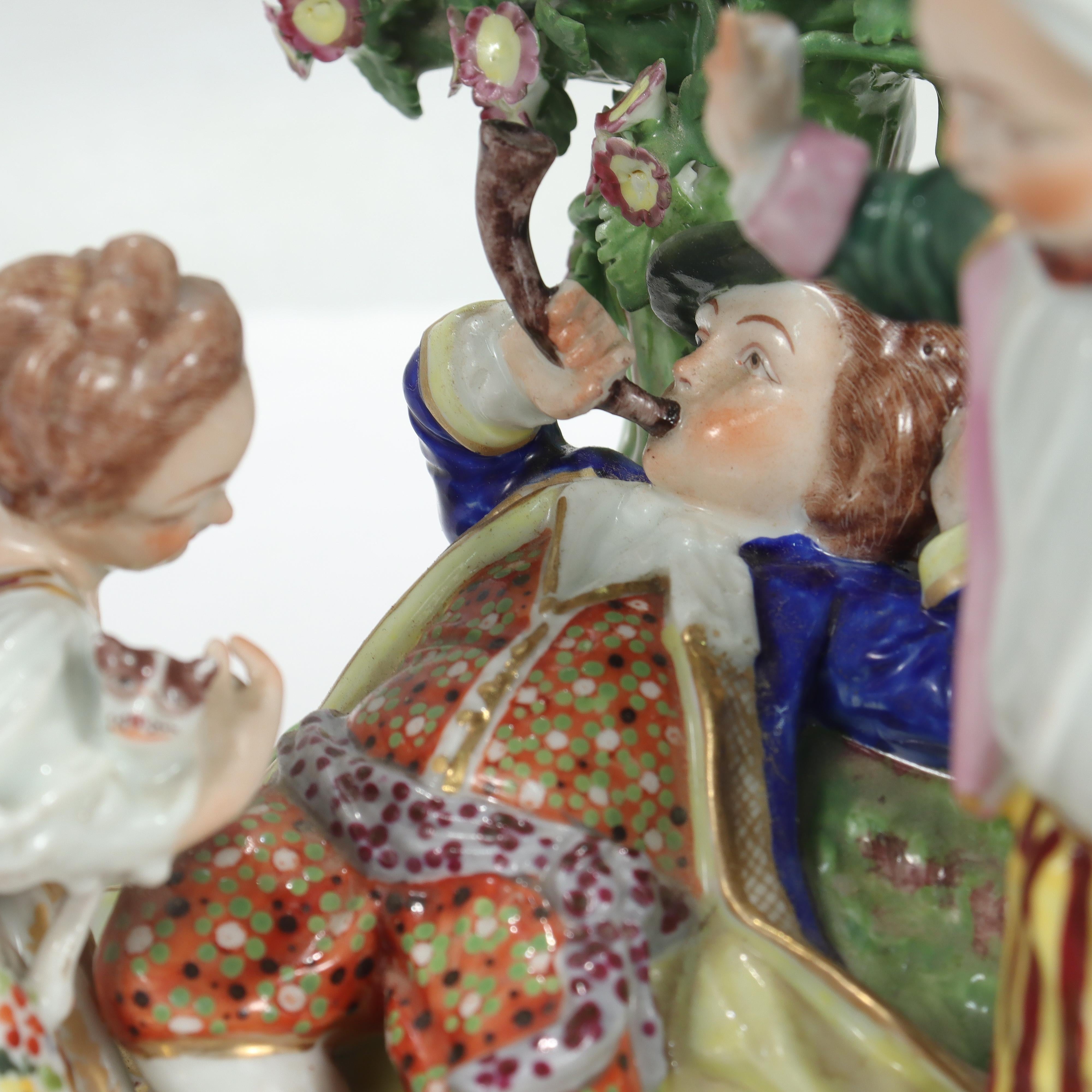 Antigua figura de porcelana inglesa Derby de niños en un jardín en venta 3