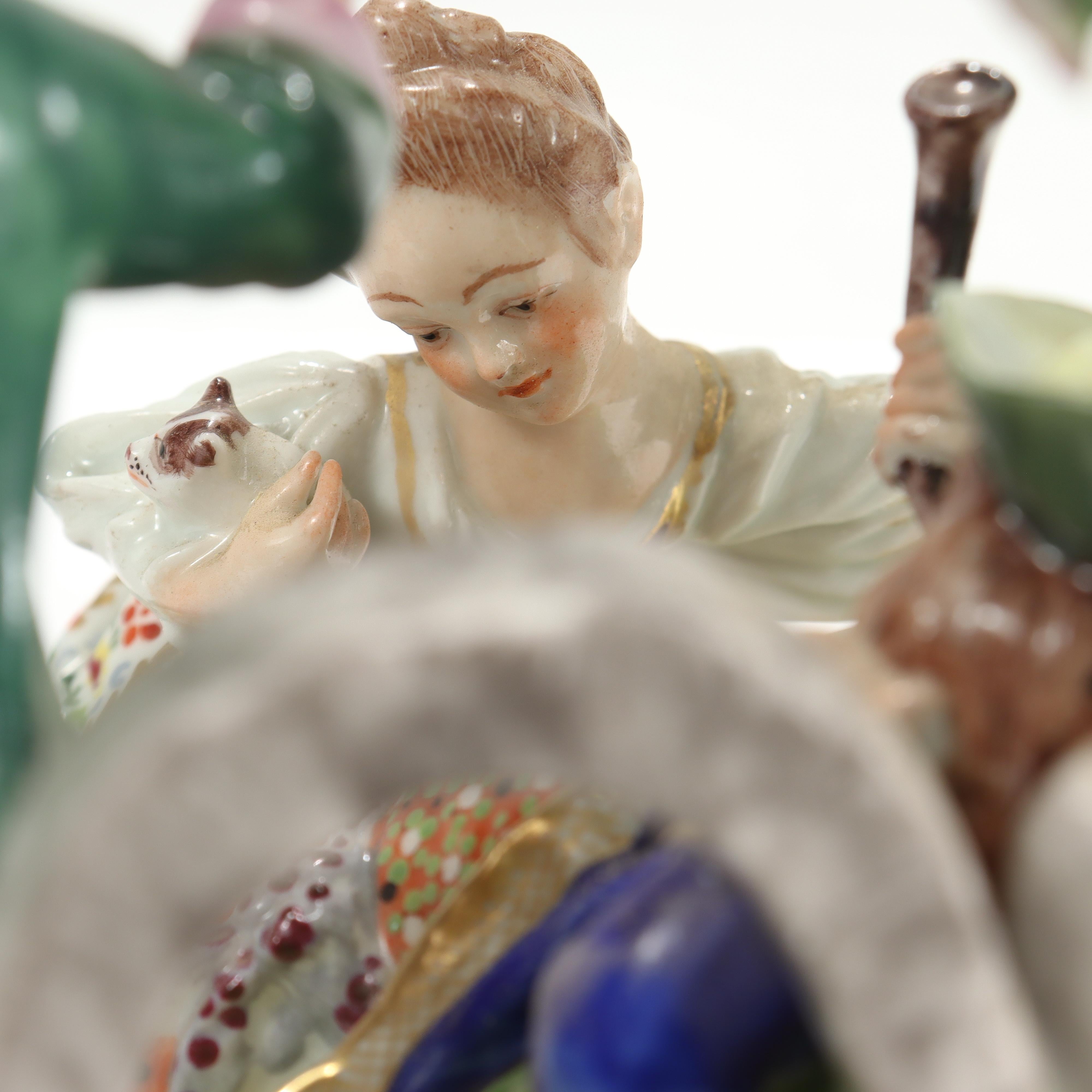 Antigua figura de porcelana inglesa Derby de niños en un jardín en venta 5