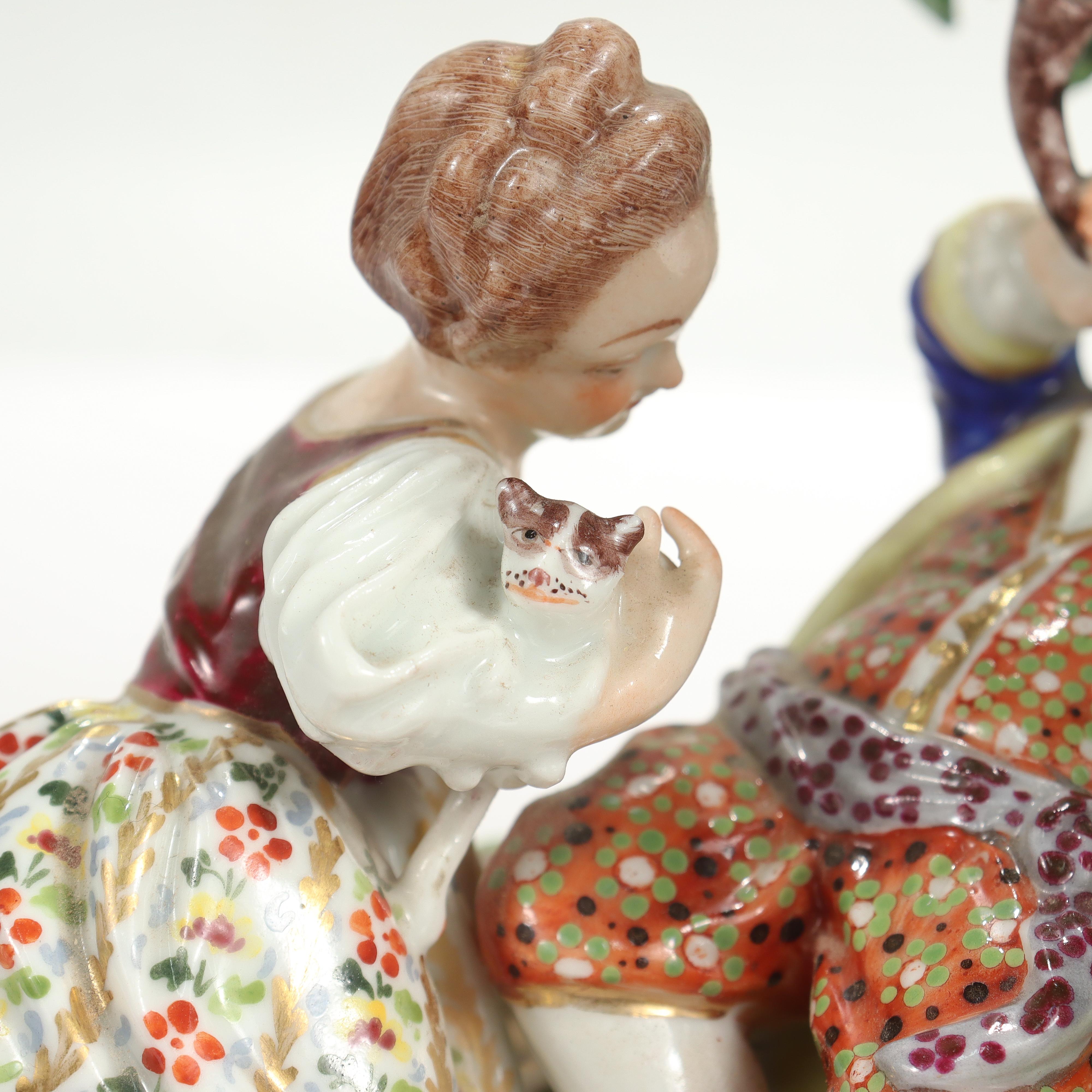 Antigua figura de porcelana inglesa Derby de niños en un jardín en venta 6