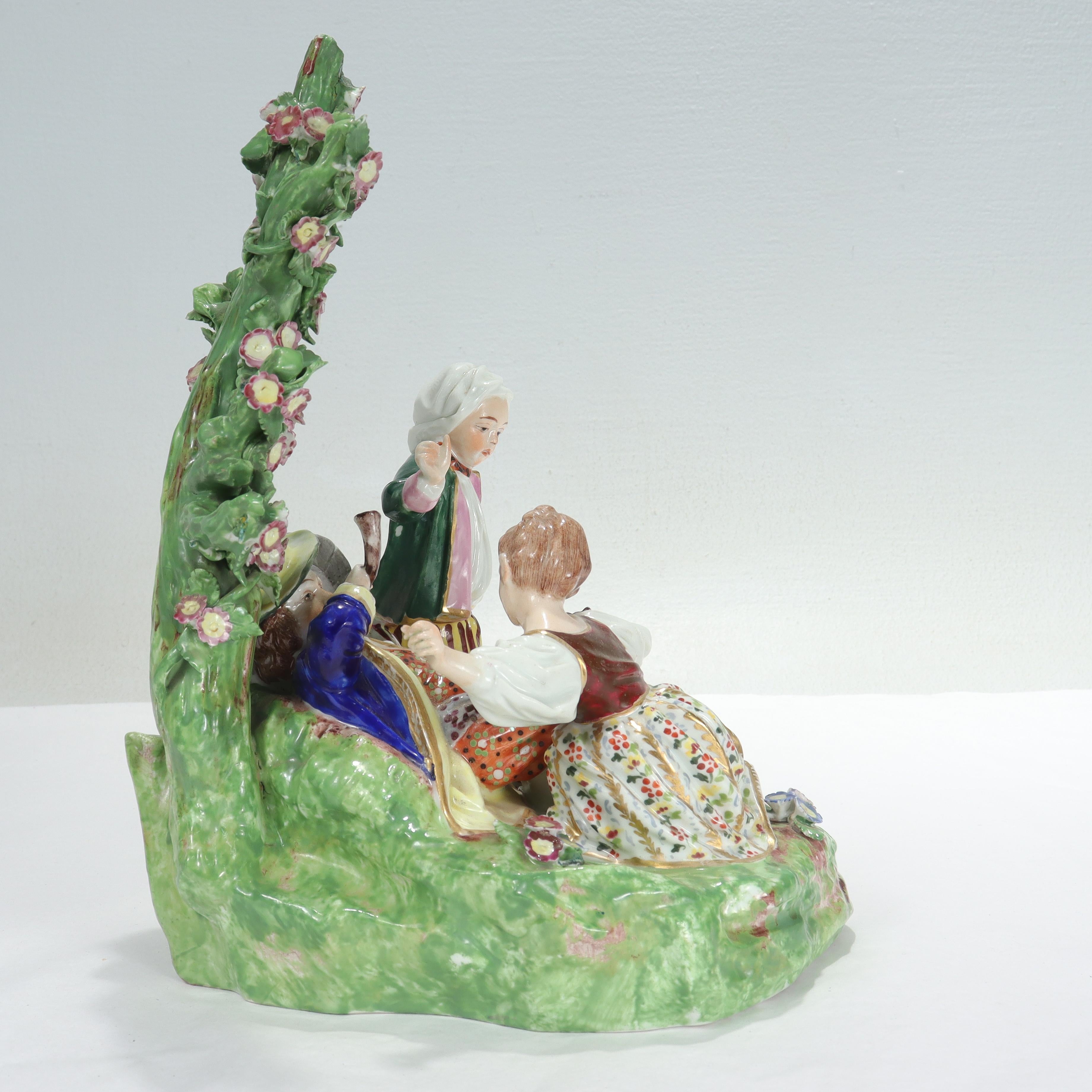 Antigua figura de porcelana inglesa Derby de niños en un jardín Inglés en venta