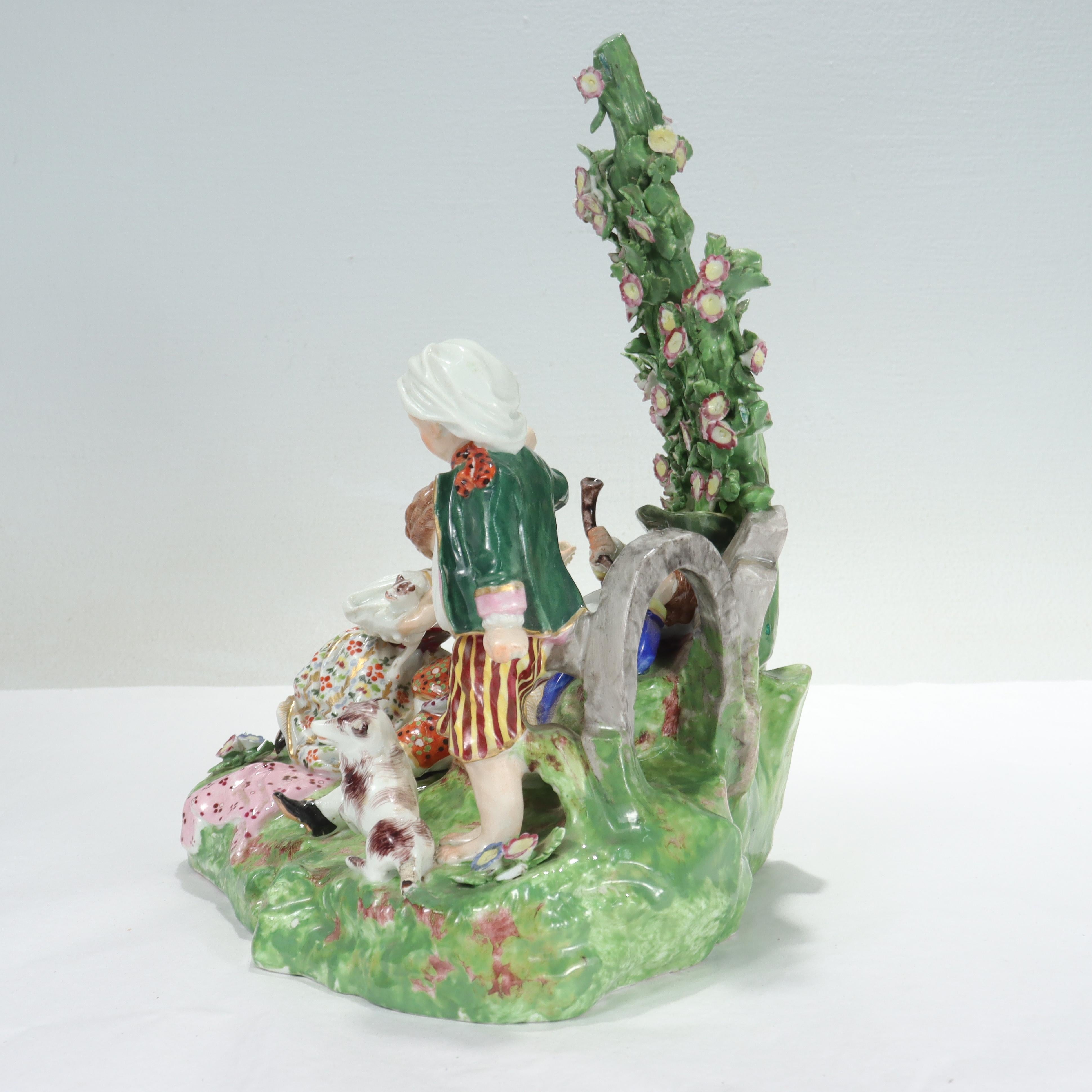 Antigua figura de porcelana inglesa Derby de niños en un jardín siglo XIX en venta