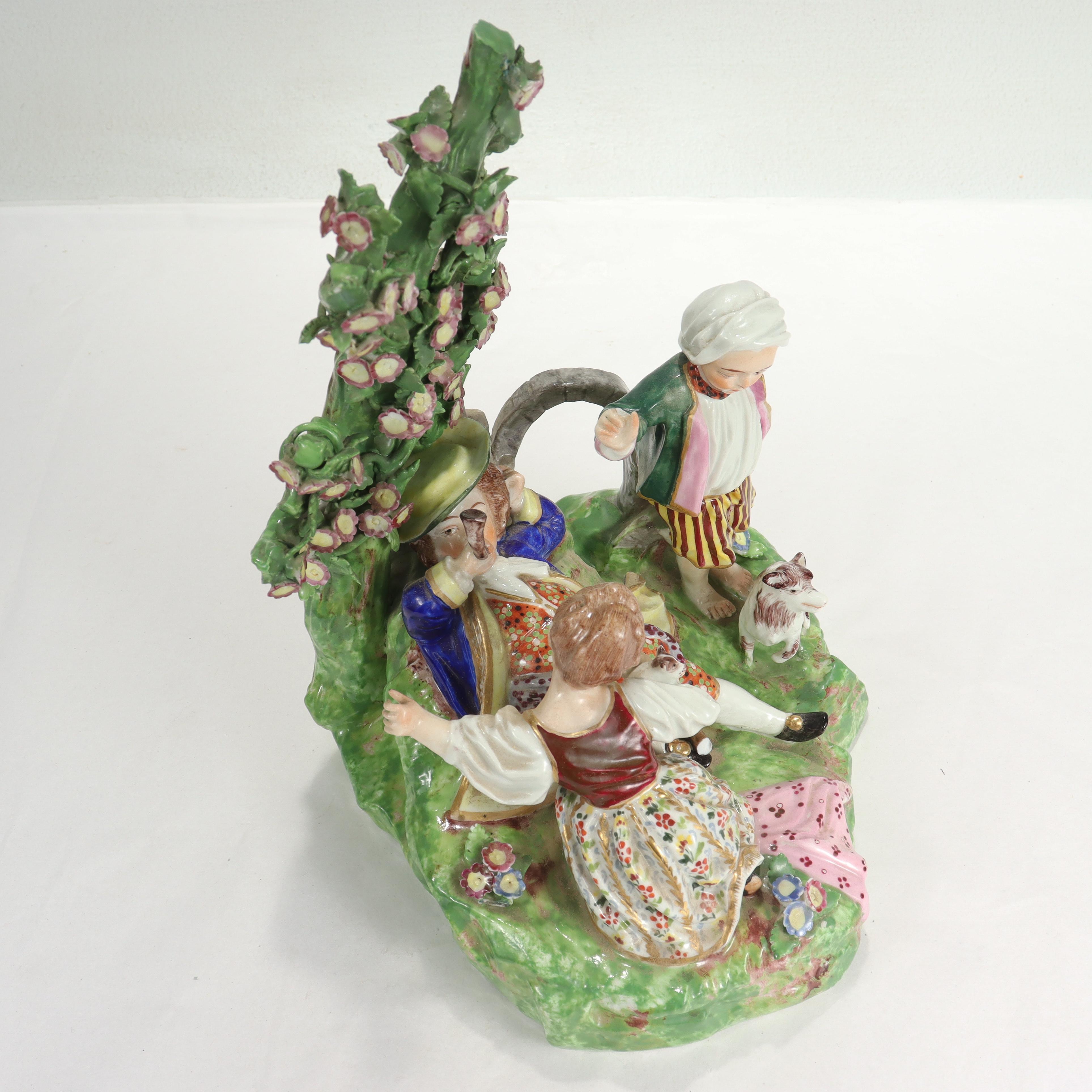 Antigua figura de porcelana inglesa Derby de niños en un jardín en venta 2