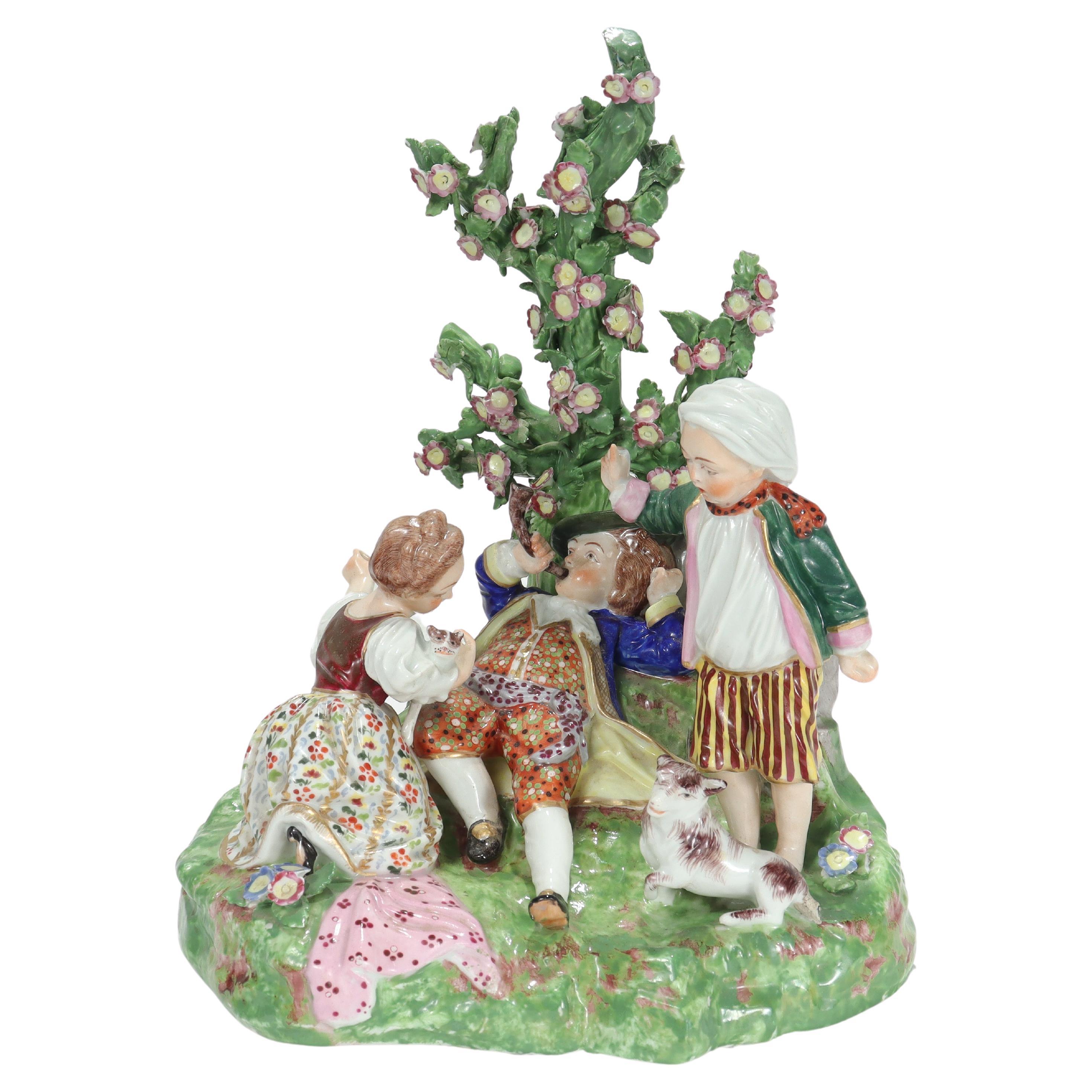 Antigua figura de porcelana inglesa Derby de niños en un jardín
