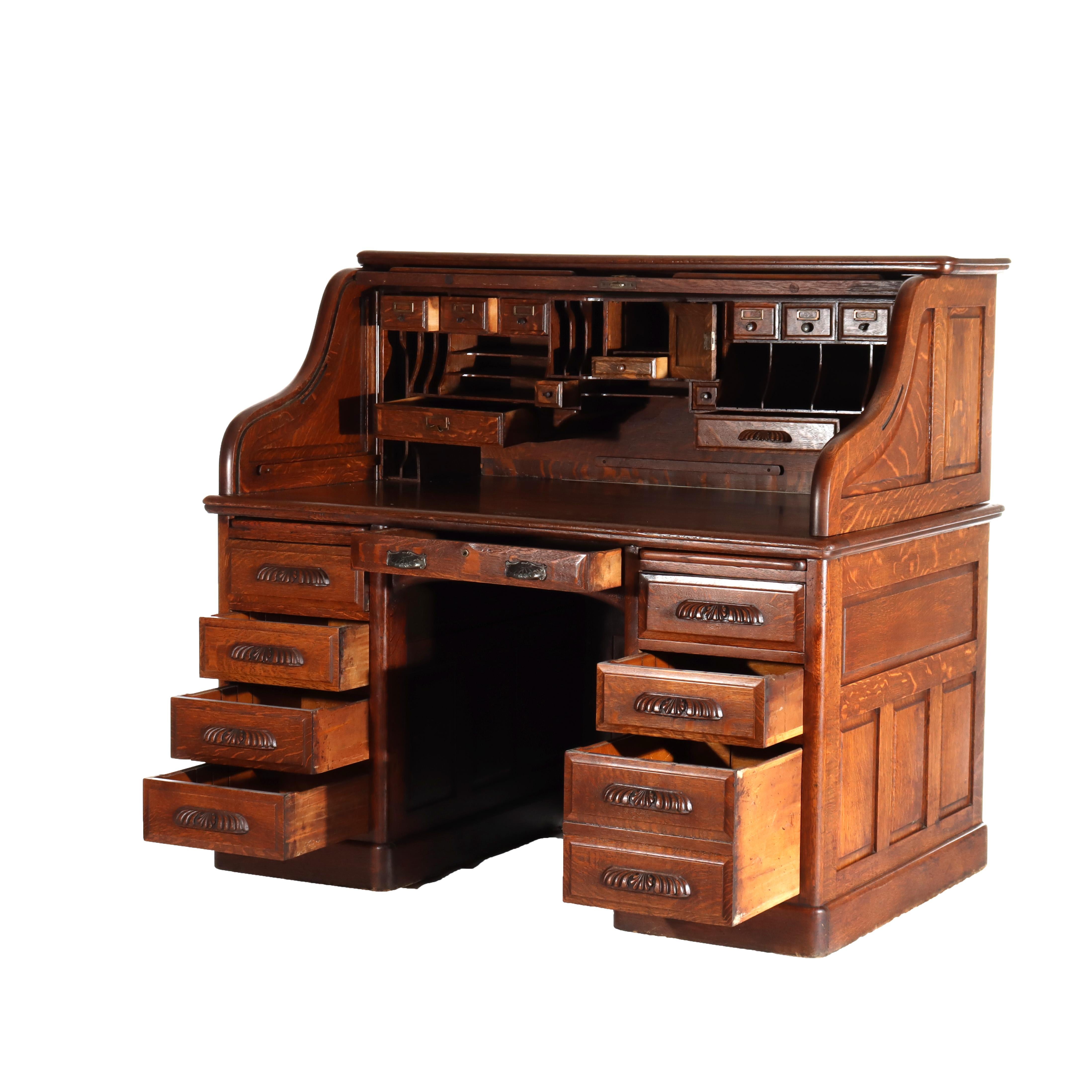 Antike Derby Eiche angehoben Panel S-Roll Top Schreibtisch mit geschnitzten zieht c1920 im Zustand „Gut“ im Angebot in Big Flats, NY
