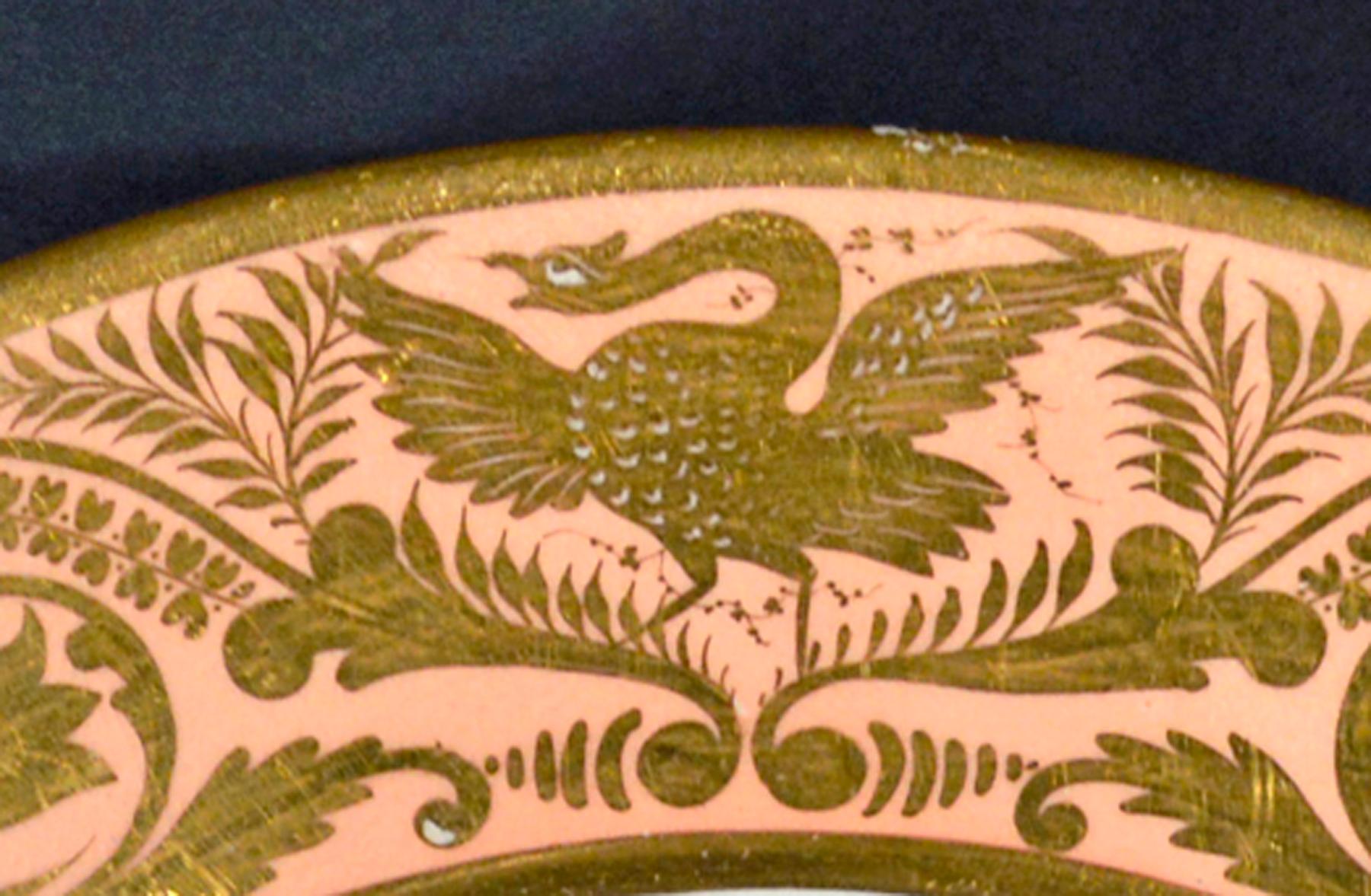 Ancienne assiette en porcelaine de Derby à motifs botaniques et fond saumon, or français Bon état - En vente à Downingtown, PA