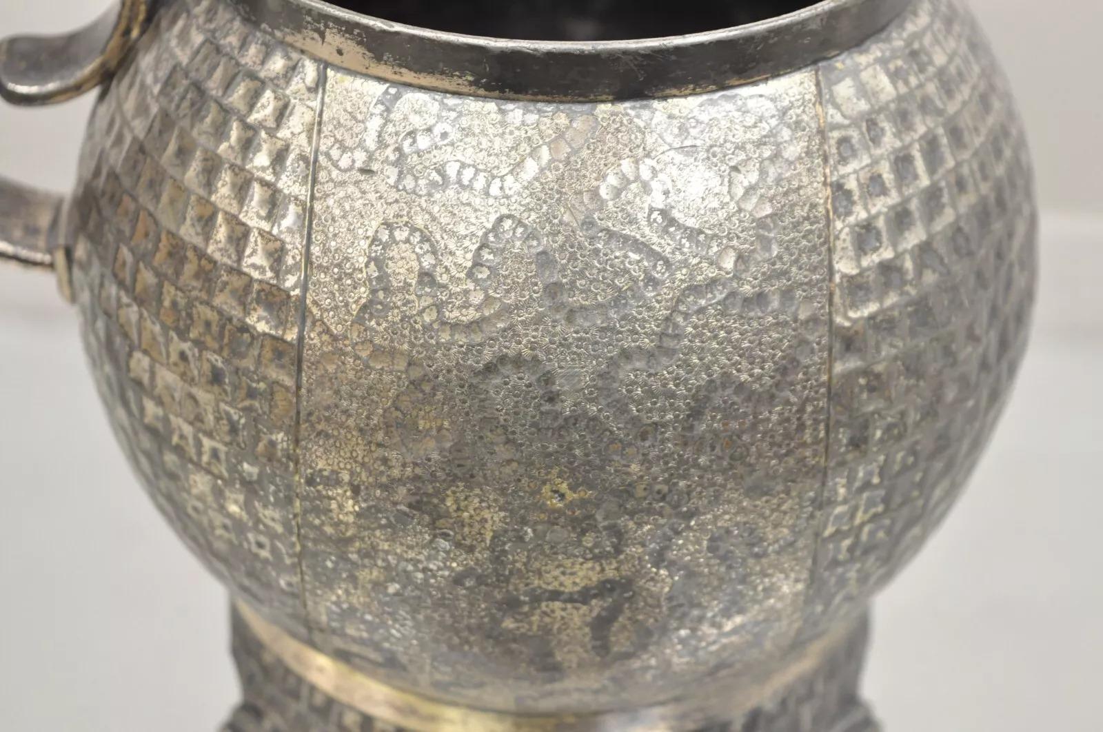 Jarra redonda martillada de plata chapada en plata antigua Derby Silver Victorian siglo XX en venta