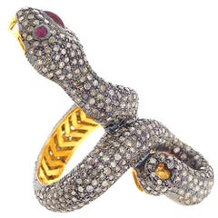 Anello lungo a forma di serpente dal design antico con rubino e pavé di diamanti in oro e argento