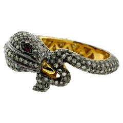 Anello a forma di serpente dal design antico con rubino e pavé di diamanti in oro e argento