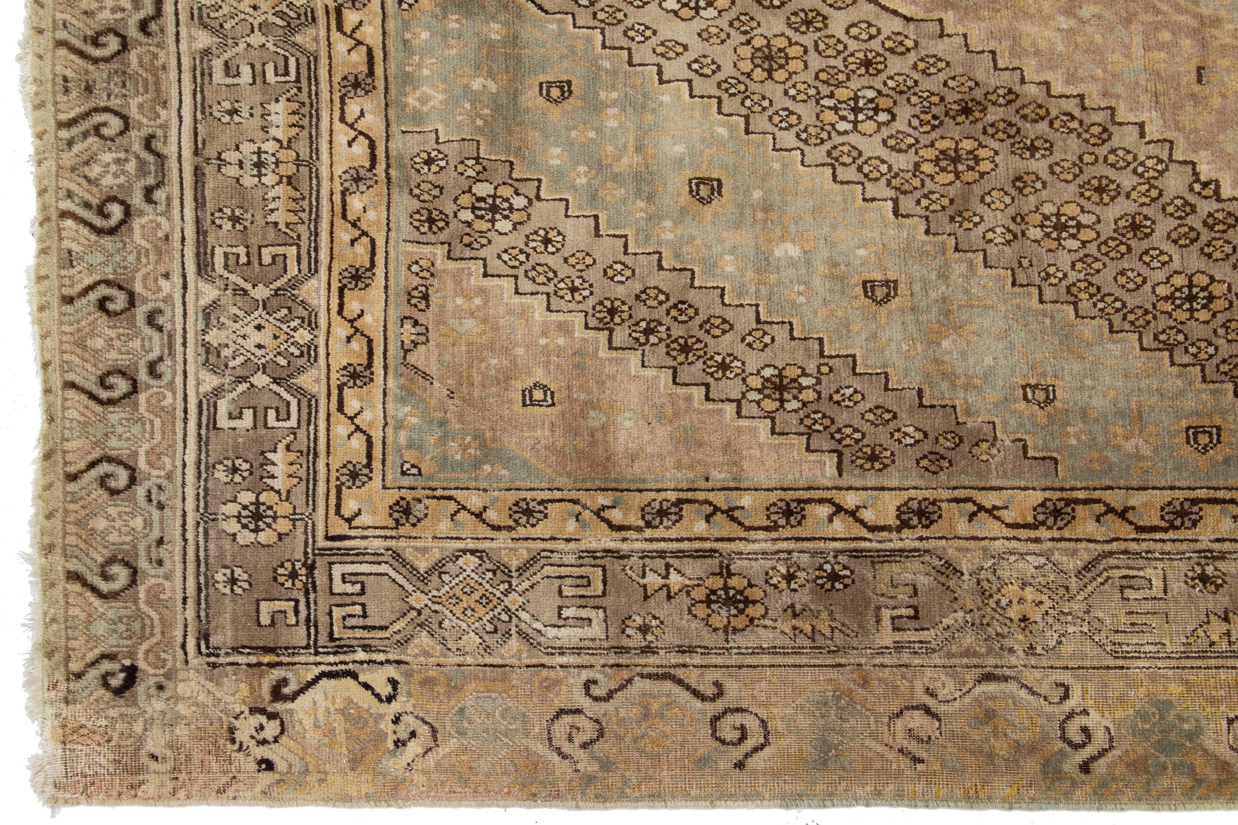 Antico Design/One  Tappeto in lana Khotan fatto a mano in marrone chiaro in vendita 3