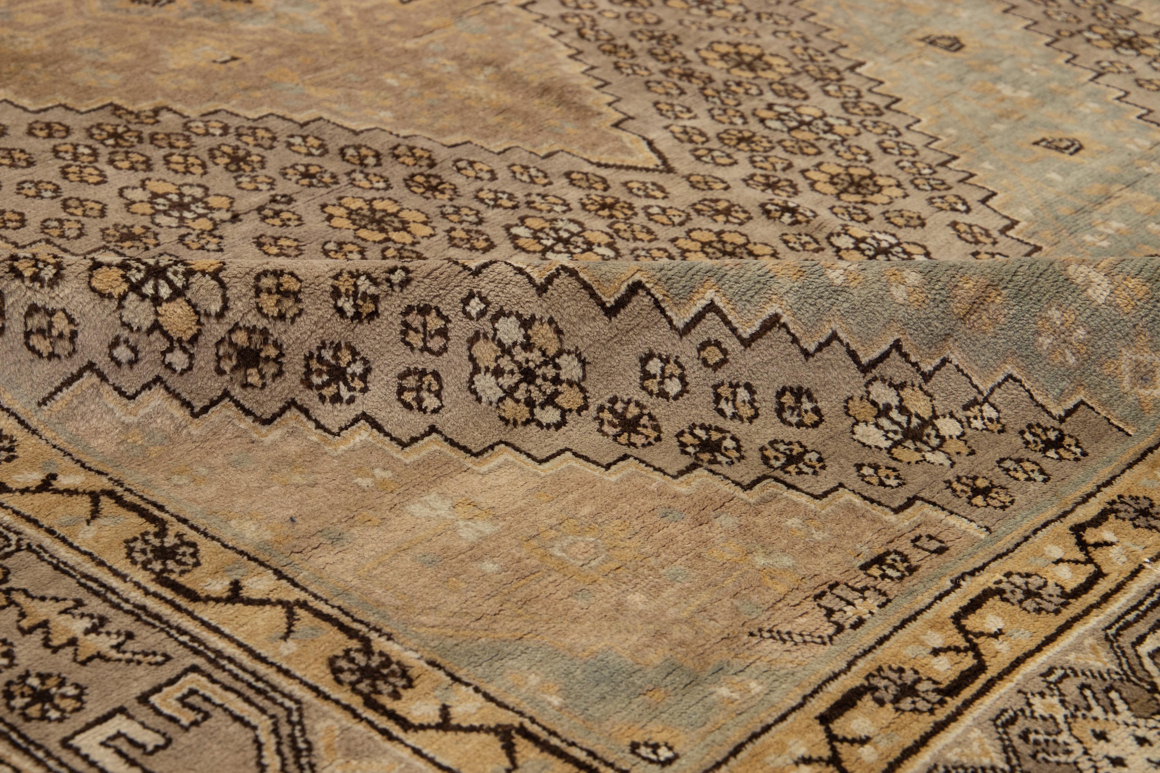 Tagiko Antico Design/One  Tappeto in lana Khotan fatto a mano in marrone chiaro in vendita