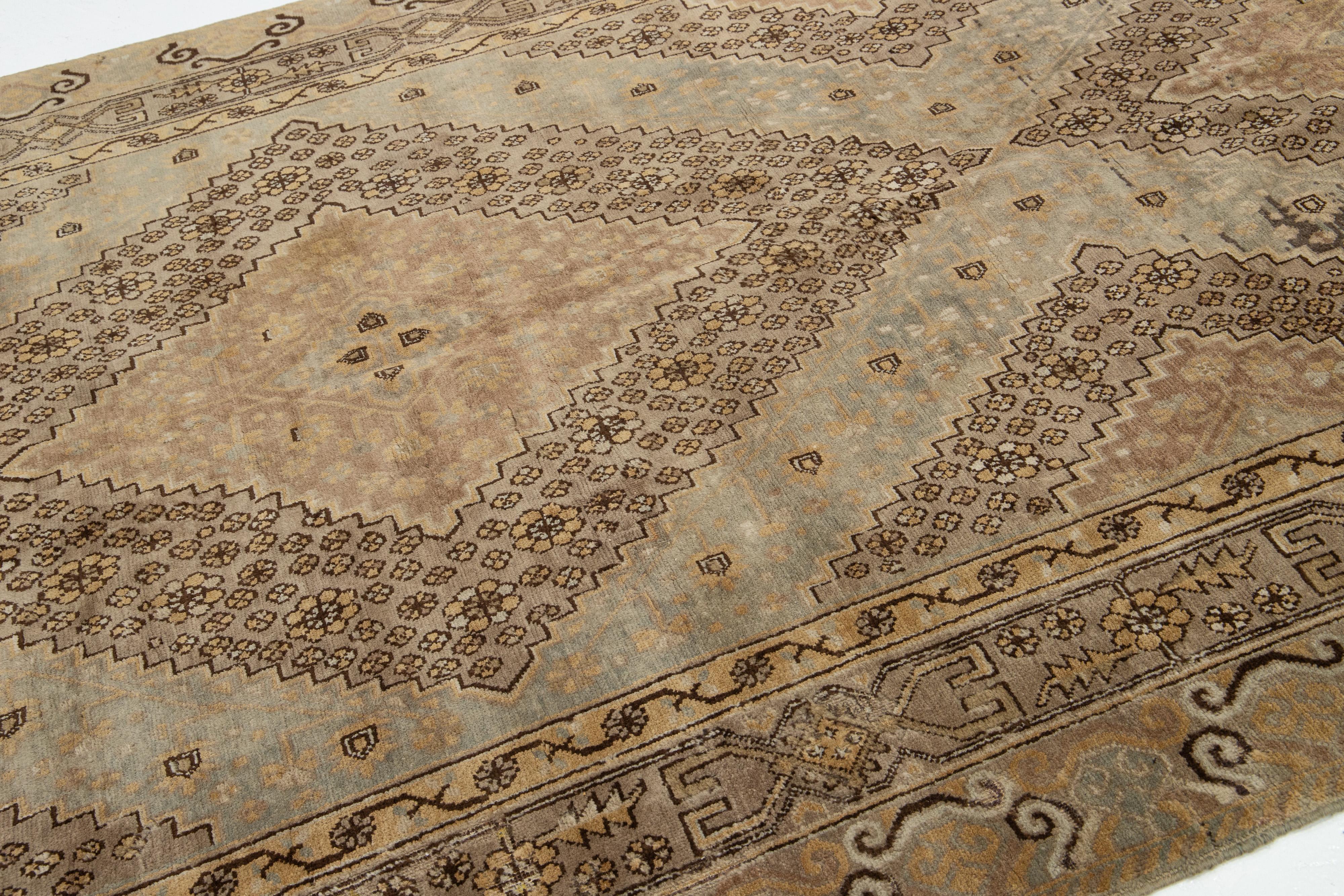 Antico Design/One  Tappeto in lana Khotan fatto a mano in marrone chiaro In condizioni buone in vendita a Norwalk, CT