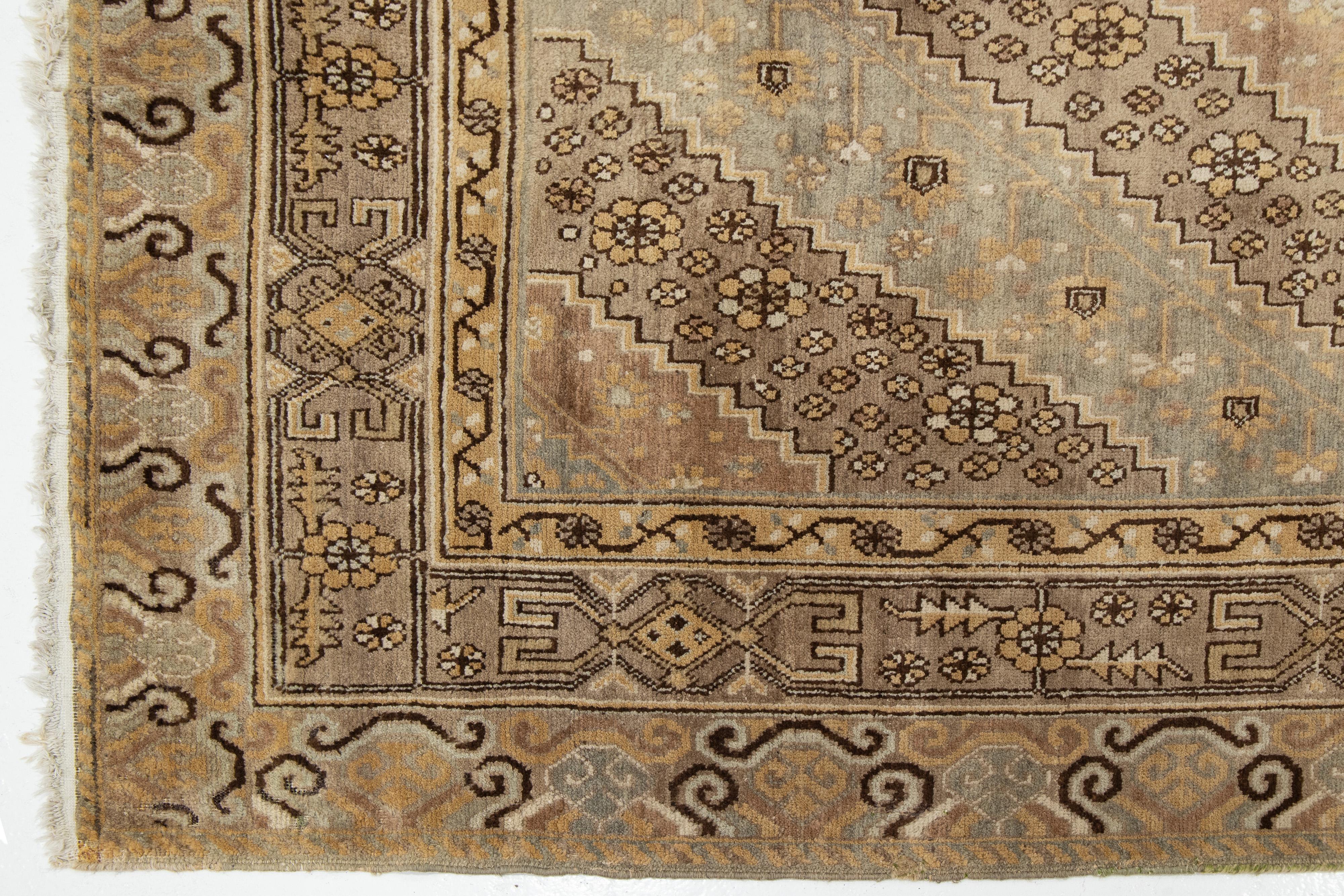 XX secolo Antico Design/One  Tappeto in lana Khotan fatto a mano in marrone chiaro in vendita