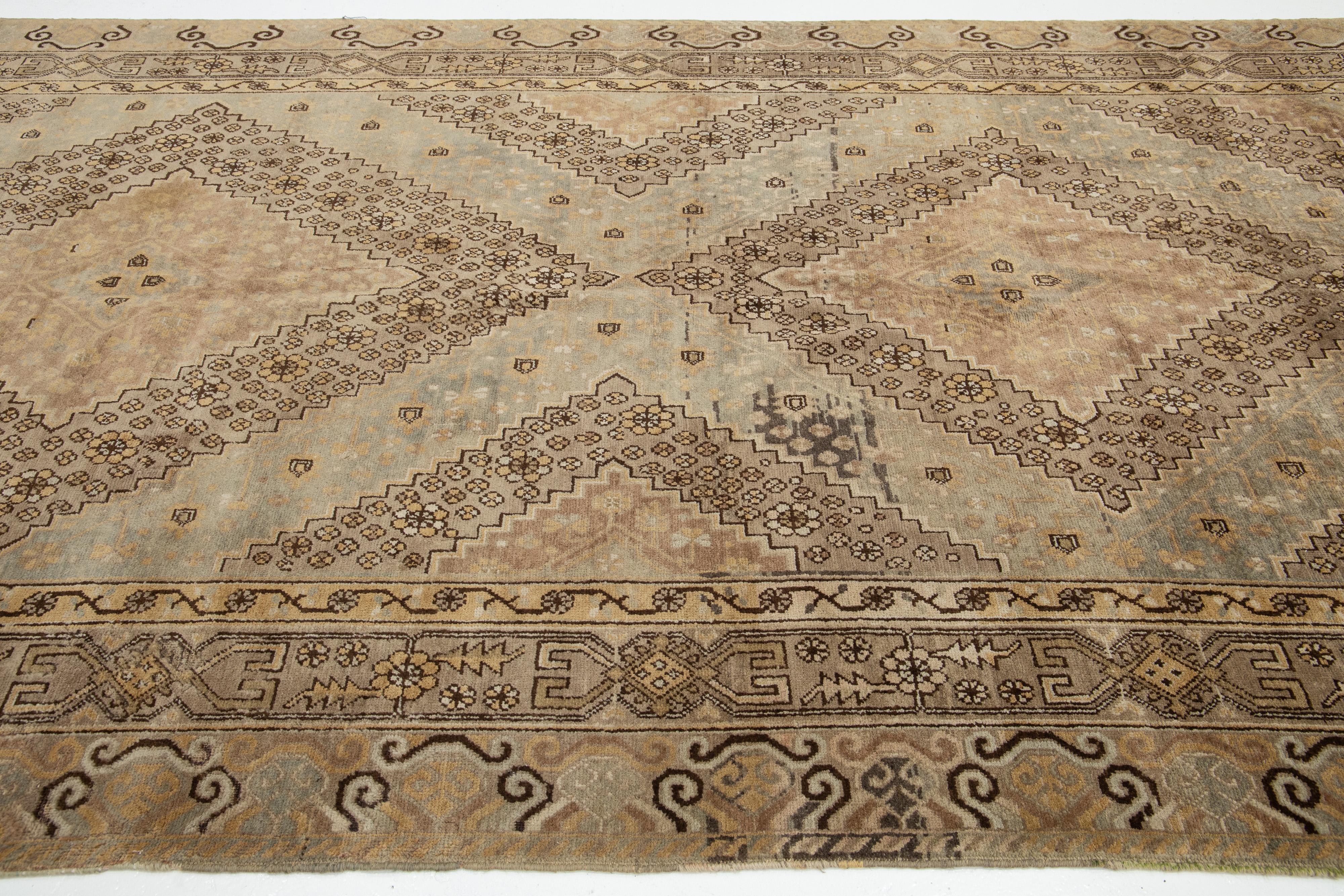Lana Antico Design/One  Tappeto in lana Khotan fatto a mano in marrone chiaro in vendita