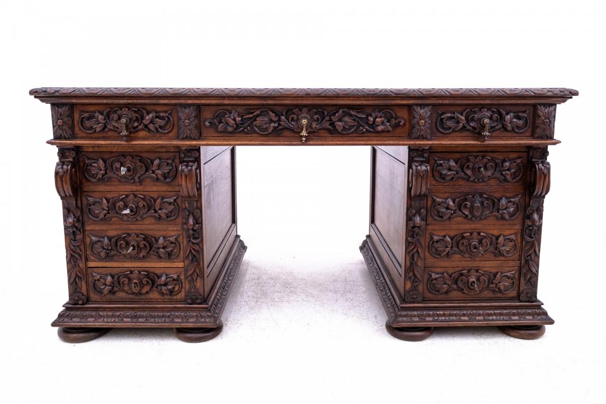 Bureau ancien de France datant d'environ 1880.

Meubles en très bon état, après une rénovation professionnelle.

Dimensions : hauteur 75 cm / largeur 150 cm / profondeur 79 cm
