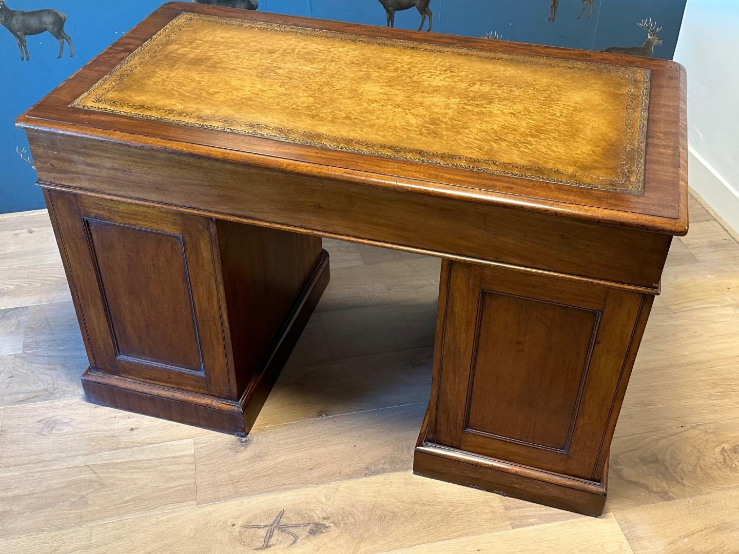 Antique Desk from maker Maple & Co For Sale 5