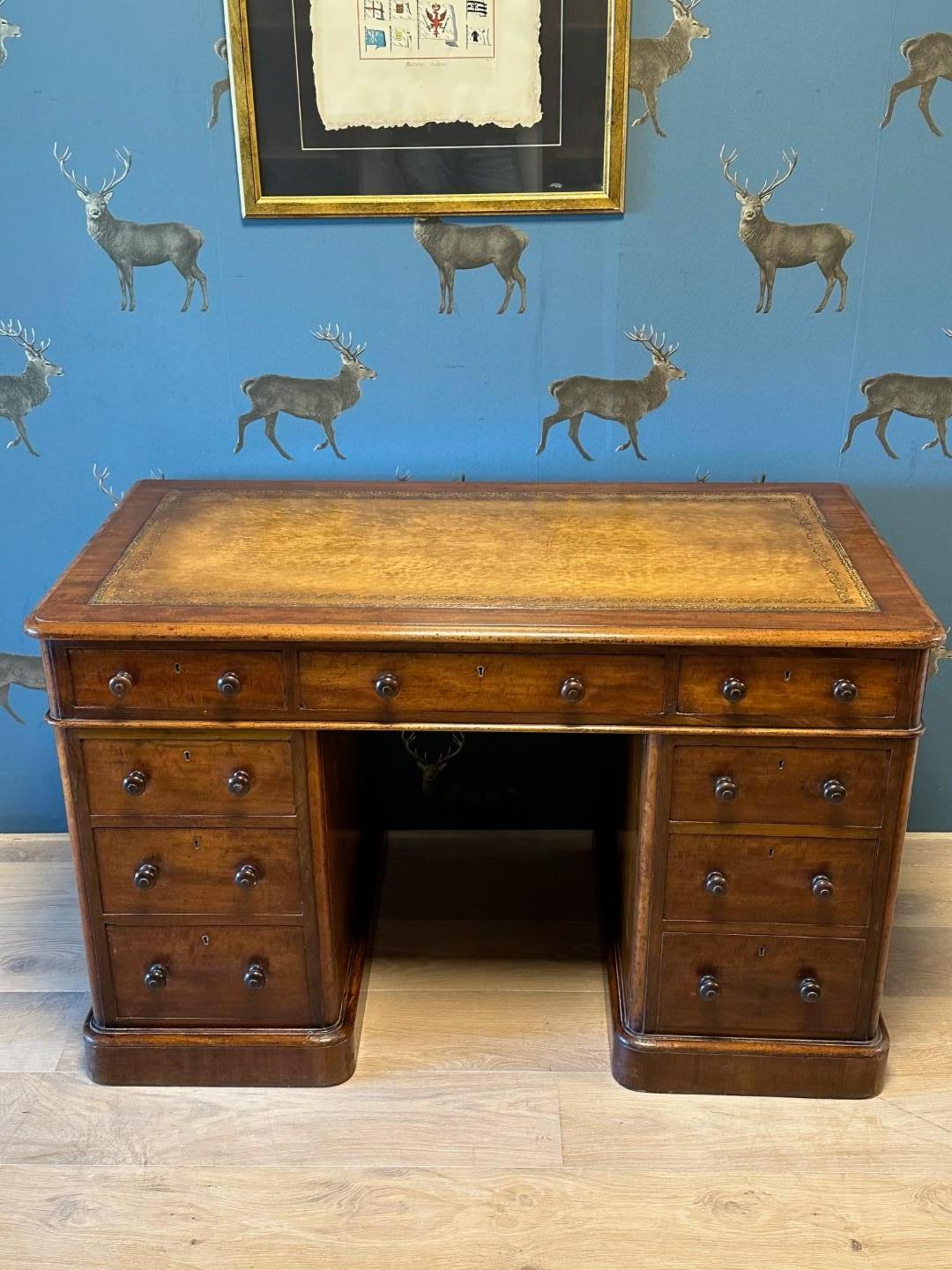 Antique Desk from maker Maple & Co In Good Condition For Sale In Eindhoven, NL