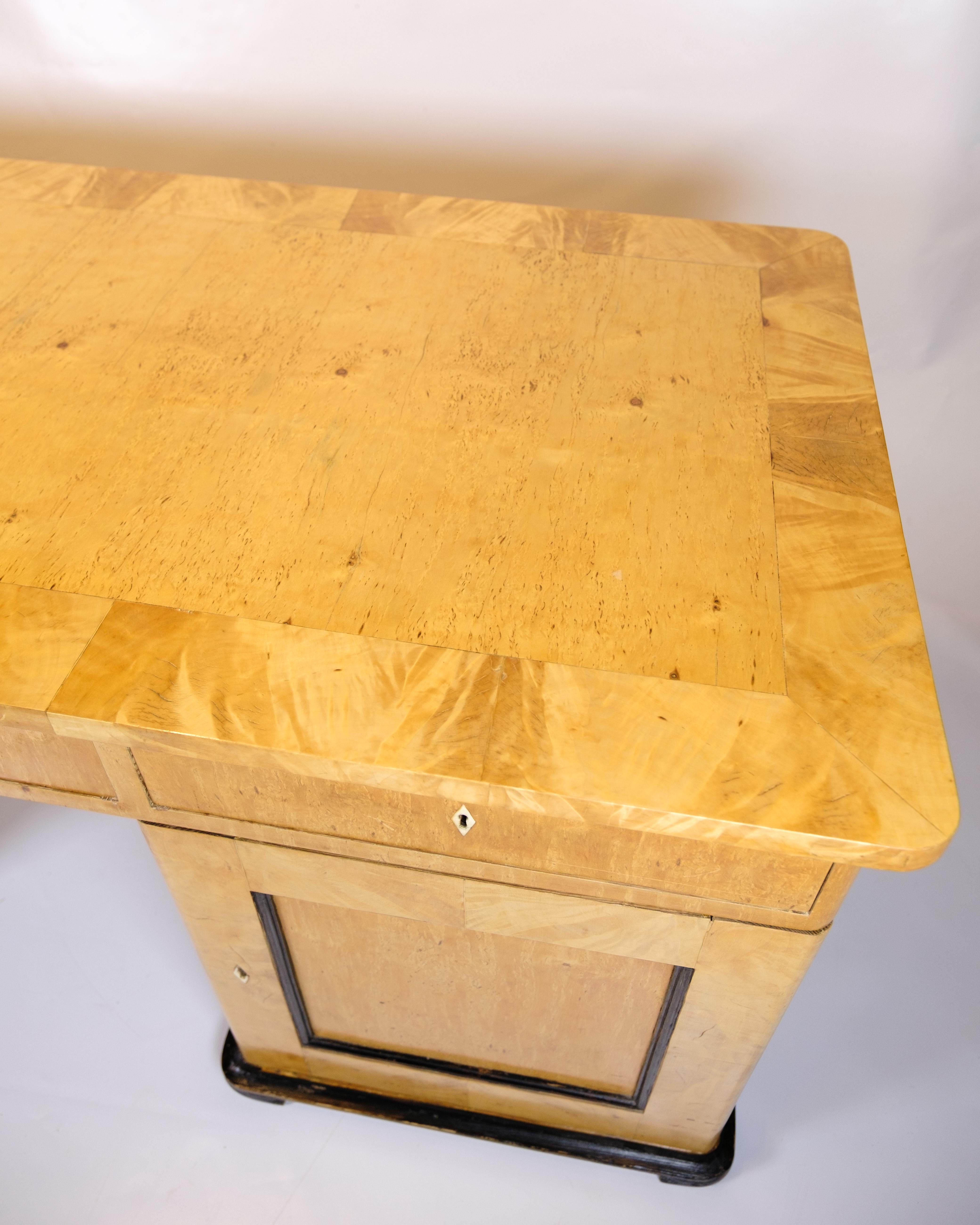 Antiker Schreibtisch aus den 1840er Jahren. Aus Birke mit Intarsien. Elegante antike Möbel mit klassischem Aussehen.

- Zeitraum: 1840s
- MATERIALIEN: Birke mit Intarsien
- Abmessungen: H: 78 cm, B: 172 cm, T: 78 cm
- Zustand: In gutem Zustand mit